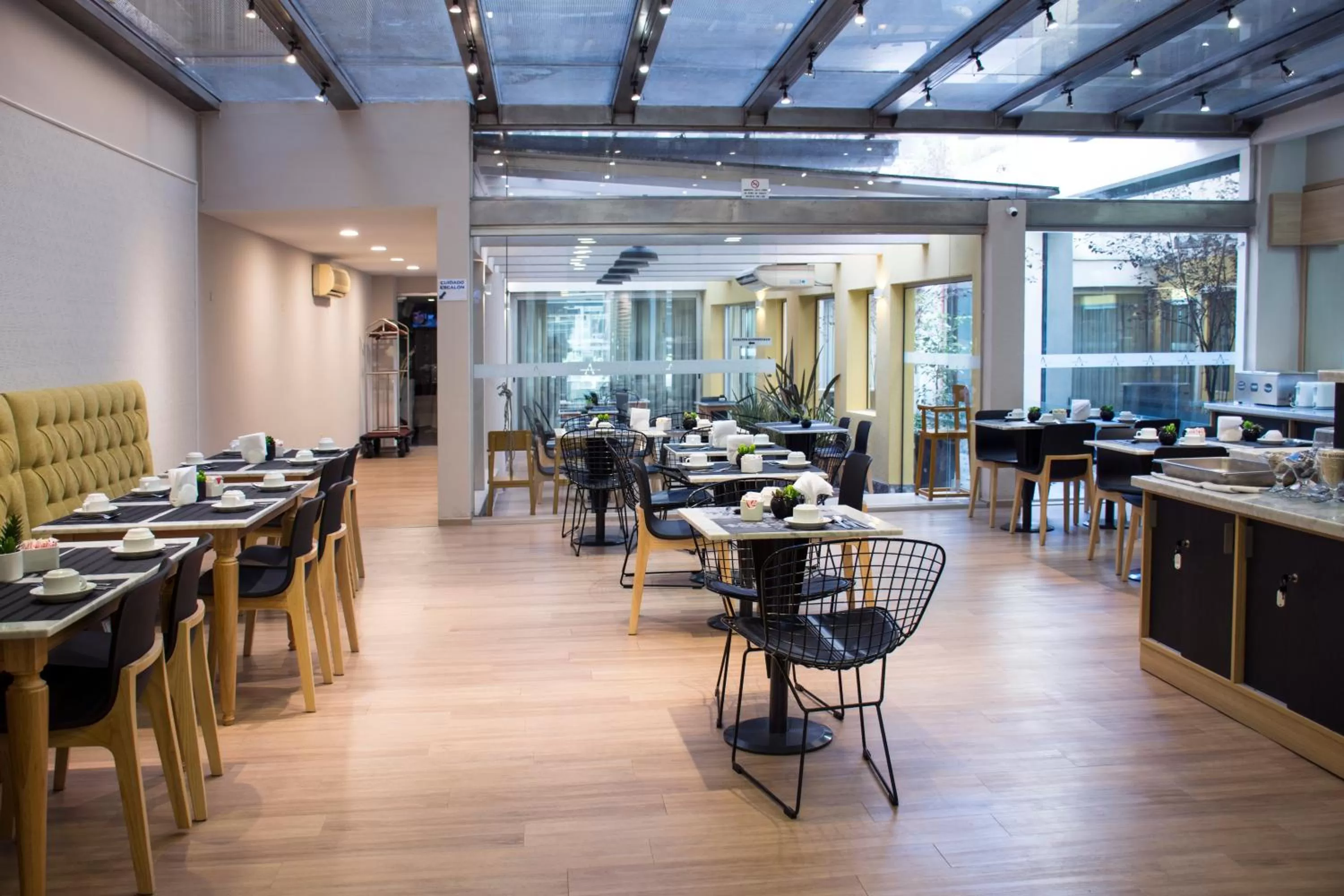 Restaurant/Places to Eat in Armon Suites Hotel