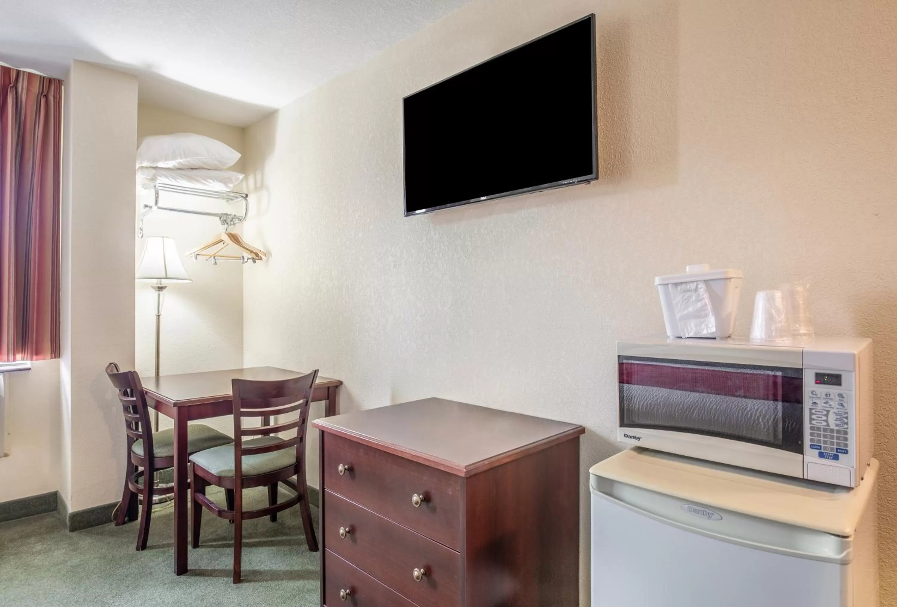 TV and multimedia in Knights Inn Orillia