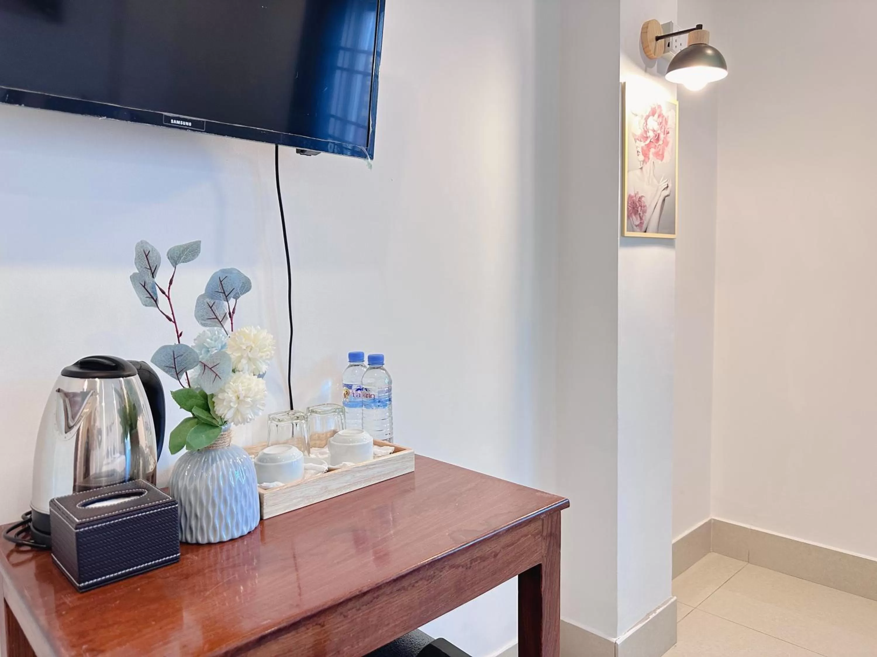 TV and multimedia in White Corner Hotel