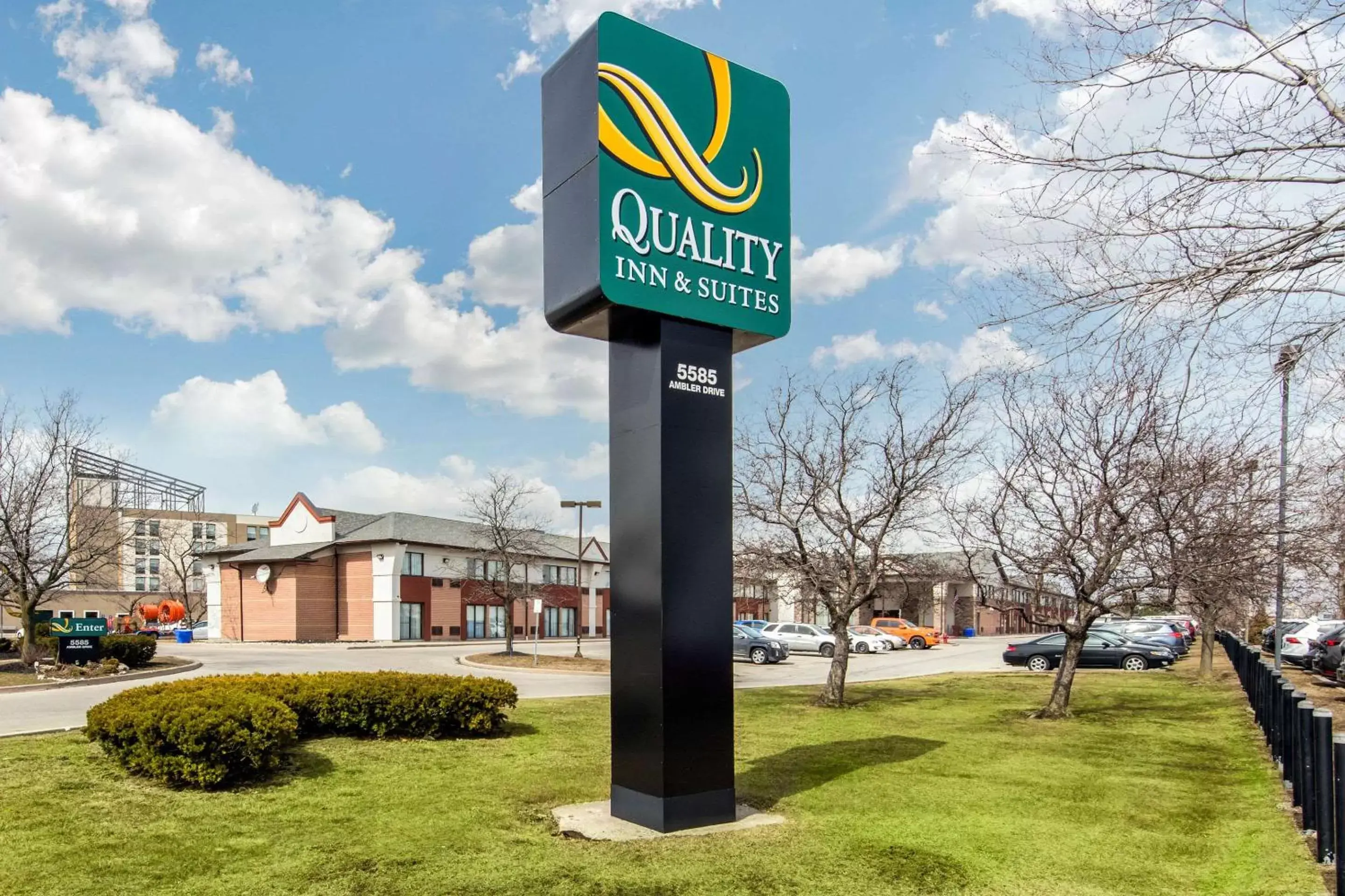 Property Building in Quality Inn & Suites Toronto West 401-Dixie