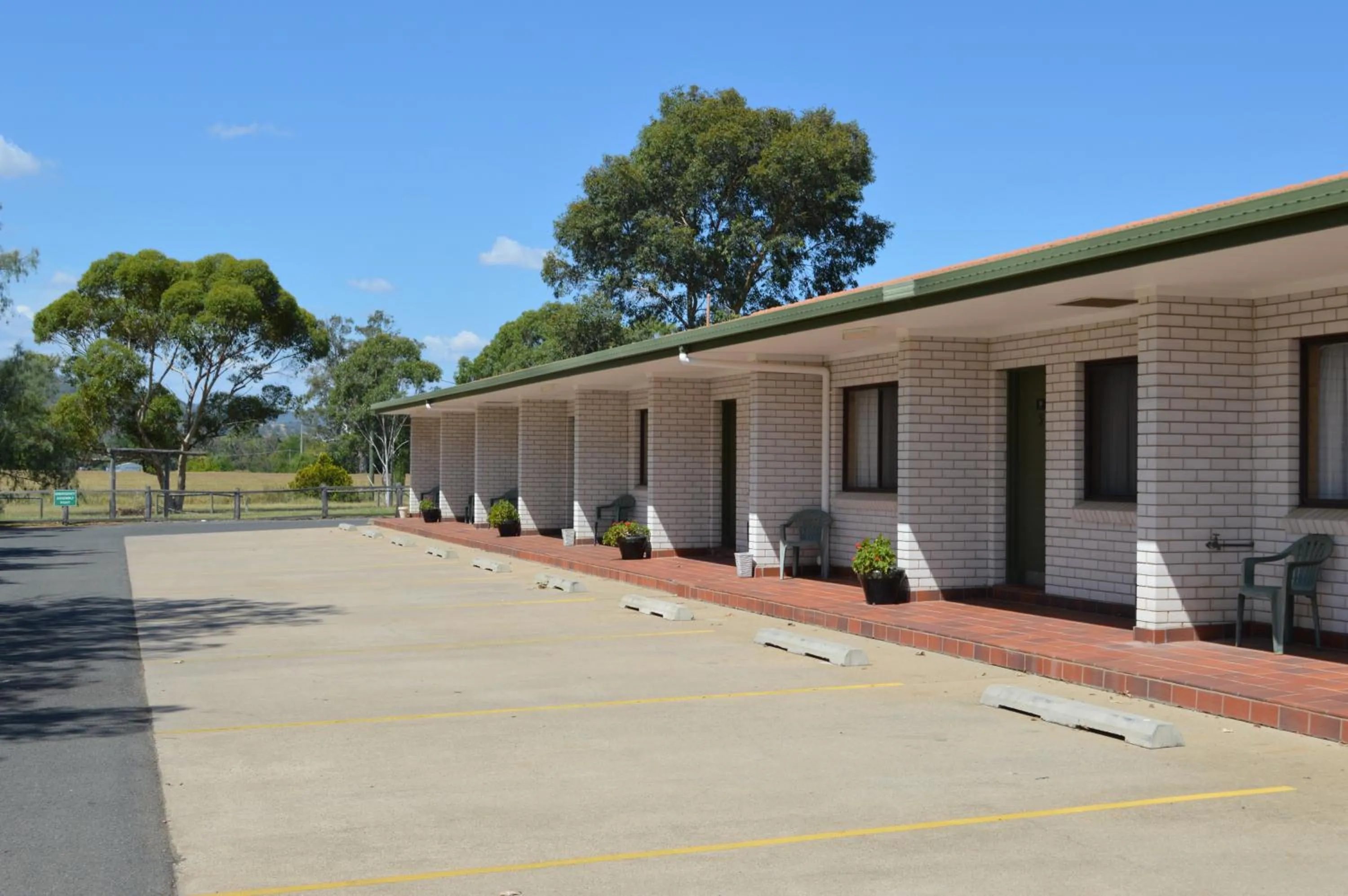 Property building in Tamworth Motor Inn & Cabins