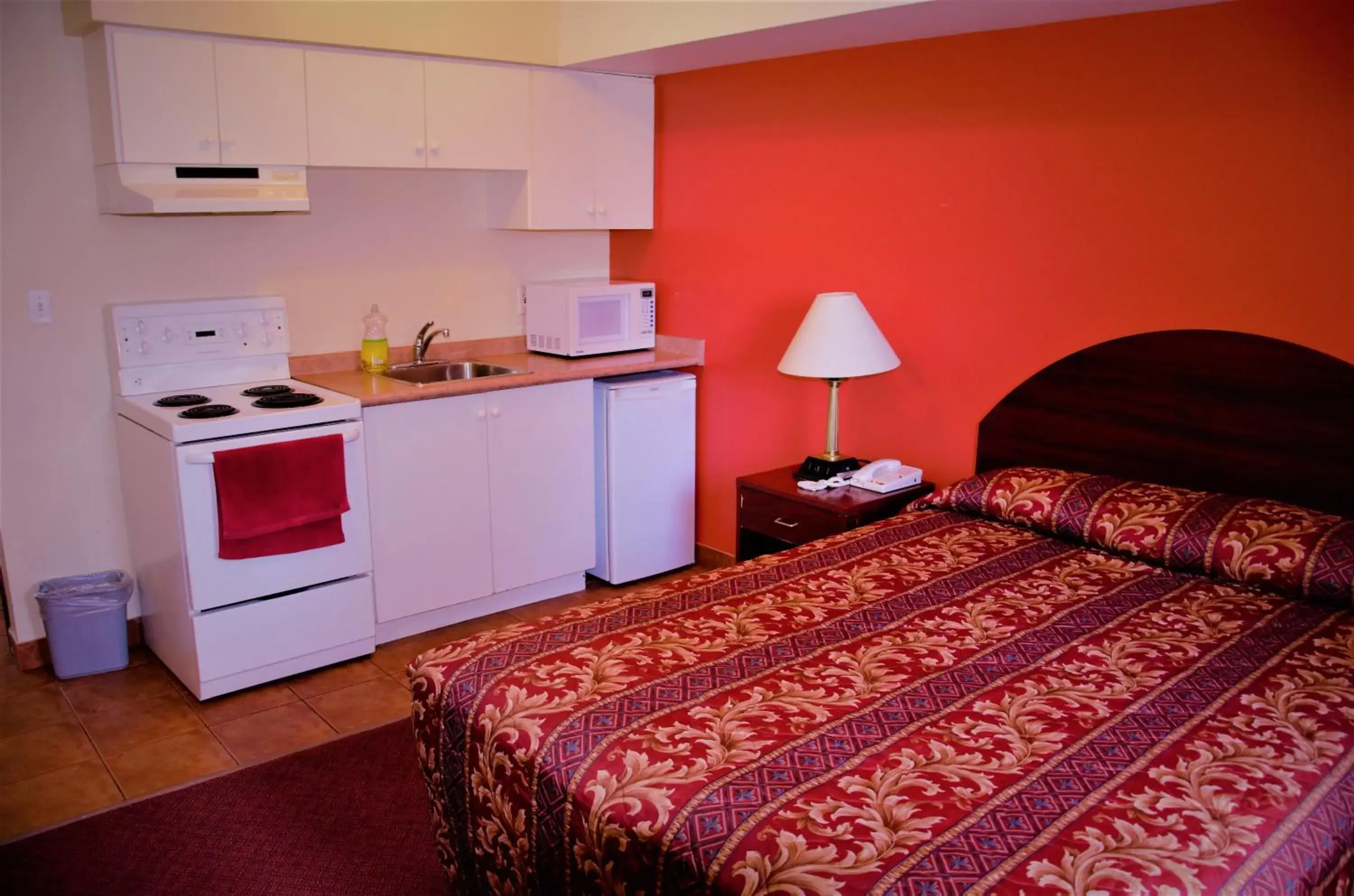 Kitchen/Kitchenette in Royal Windsor Motel