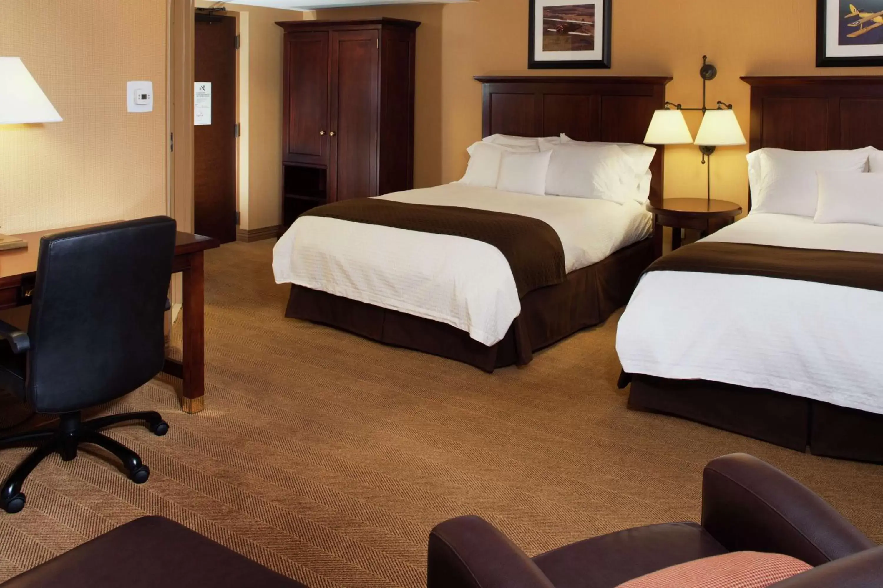 Bedroom, Bed in DoubleTree by Hilton Cincinnati Airport
