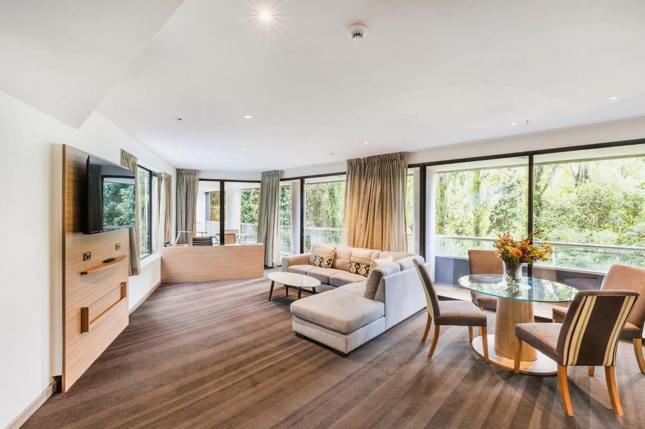 TV and multimedia in Crowne Plaza Canberra by IHG