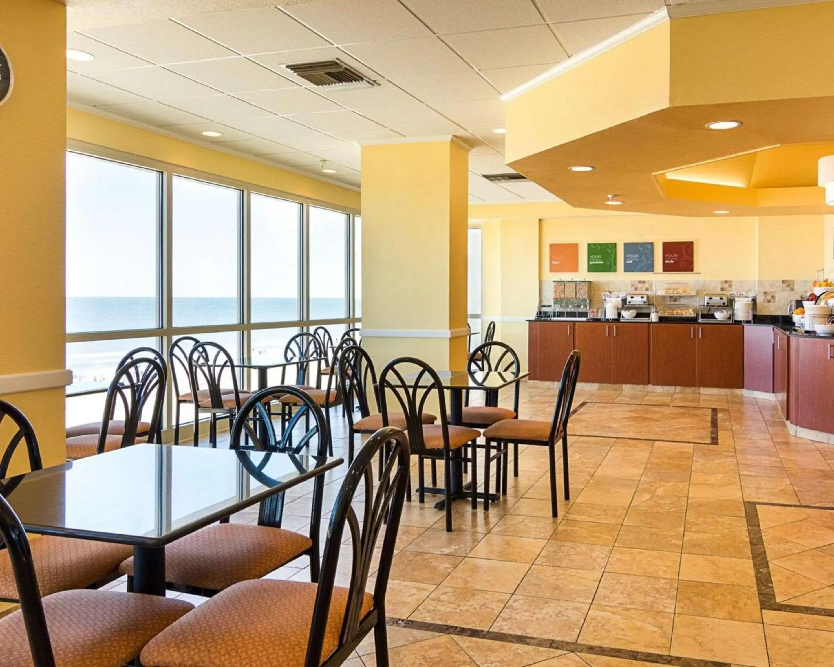 Restaurant/Places to Eat in Comfort Suites Beachfront