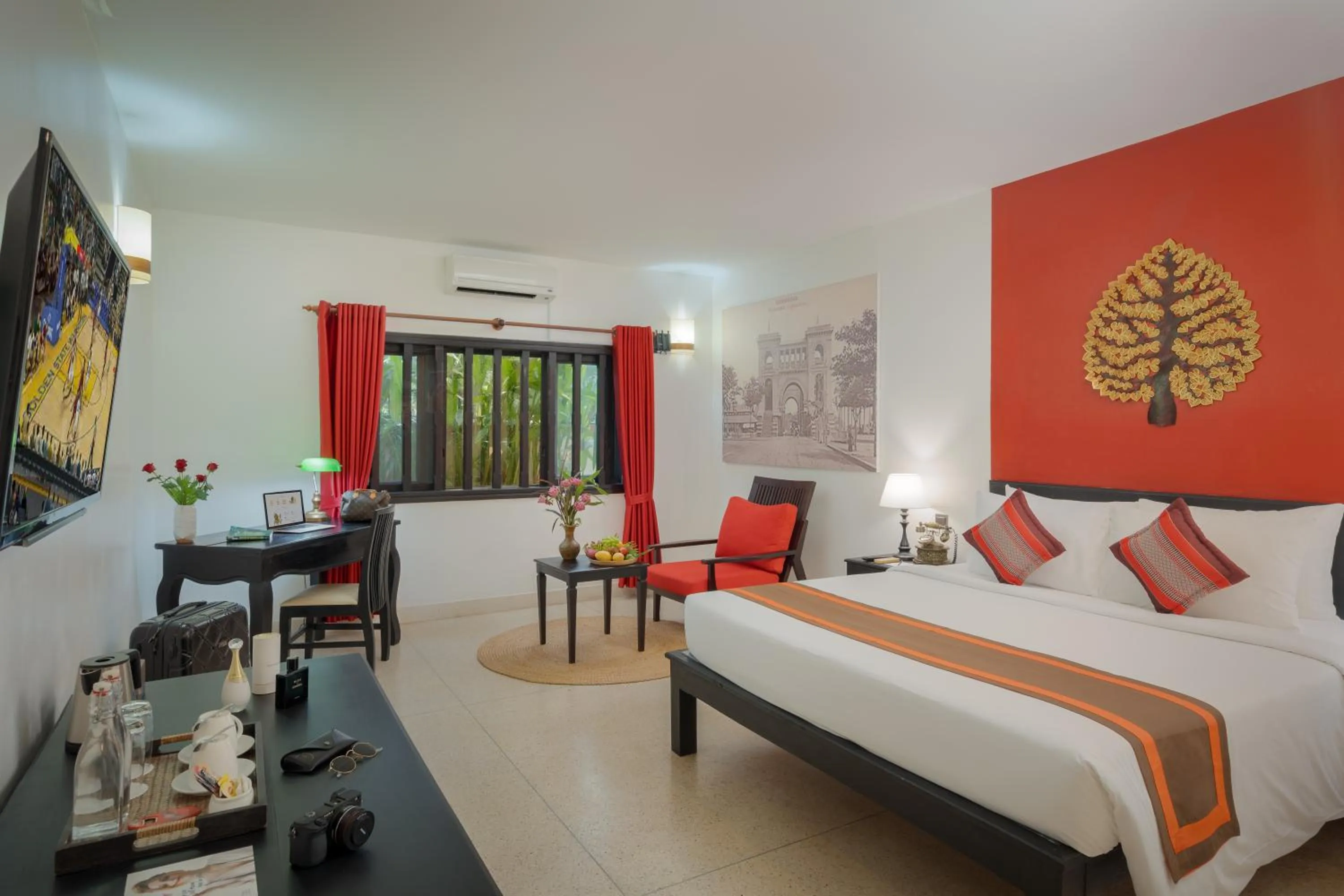 Photo of the whole room, Bed in Pandora Suite D'Angkor