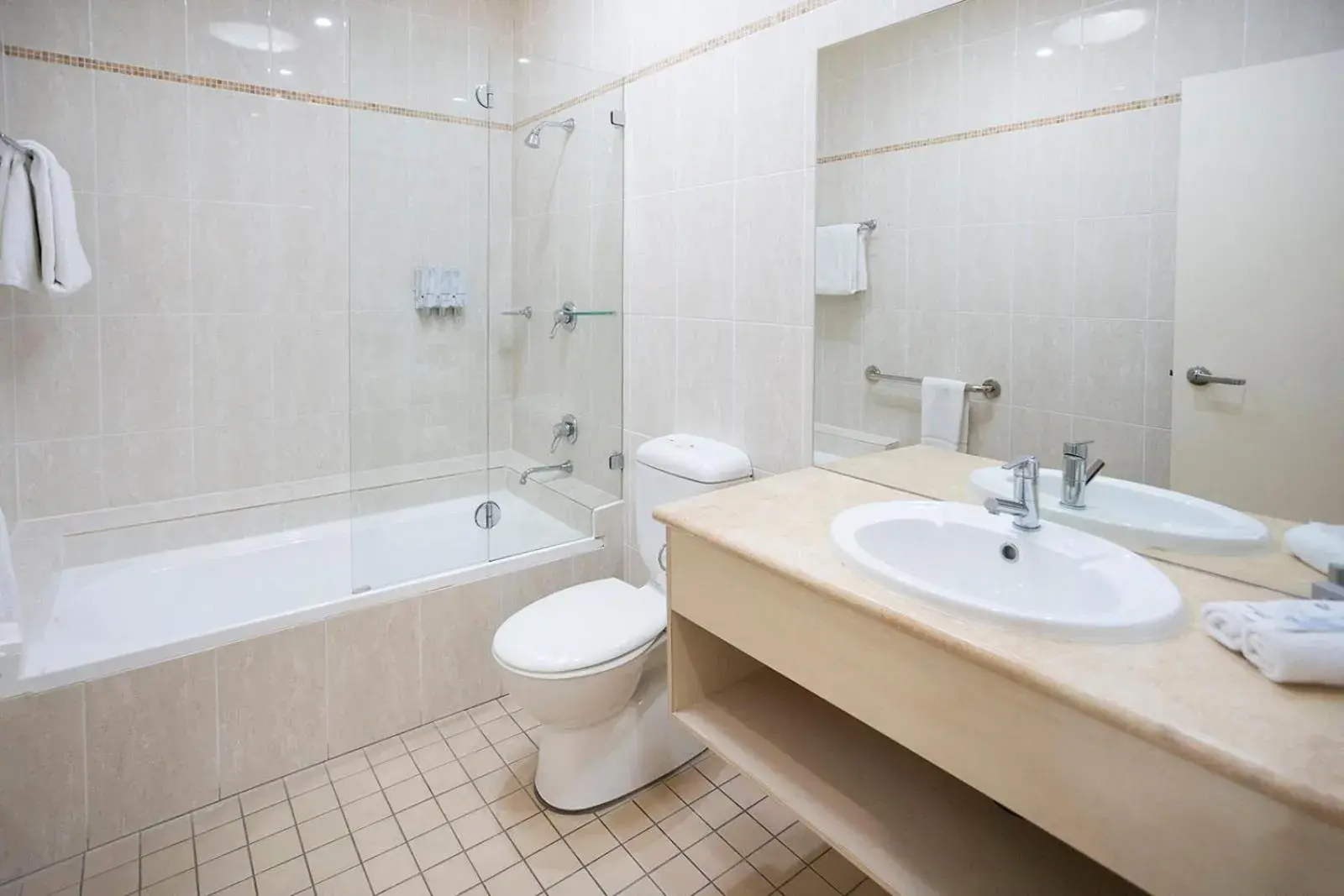 Shower, Bathroom in Hawkesbury Race Club Motel