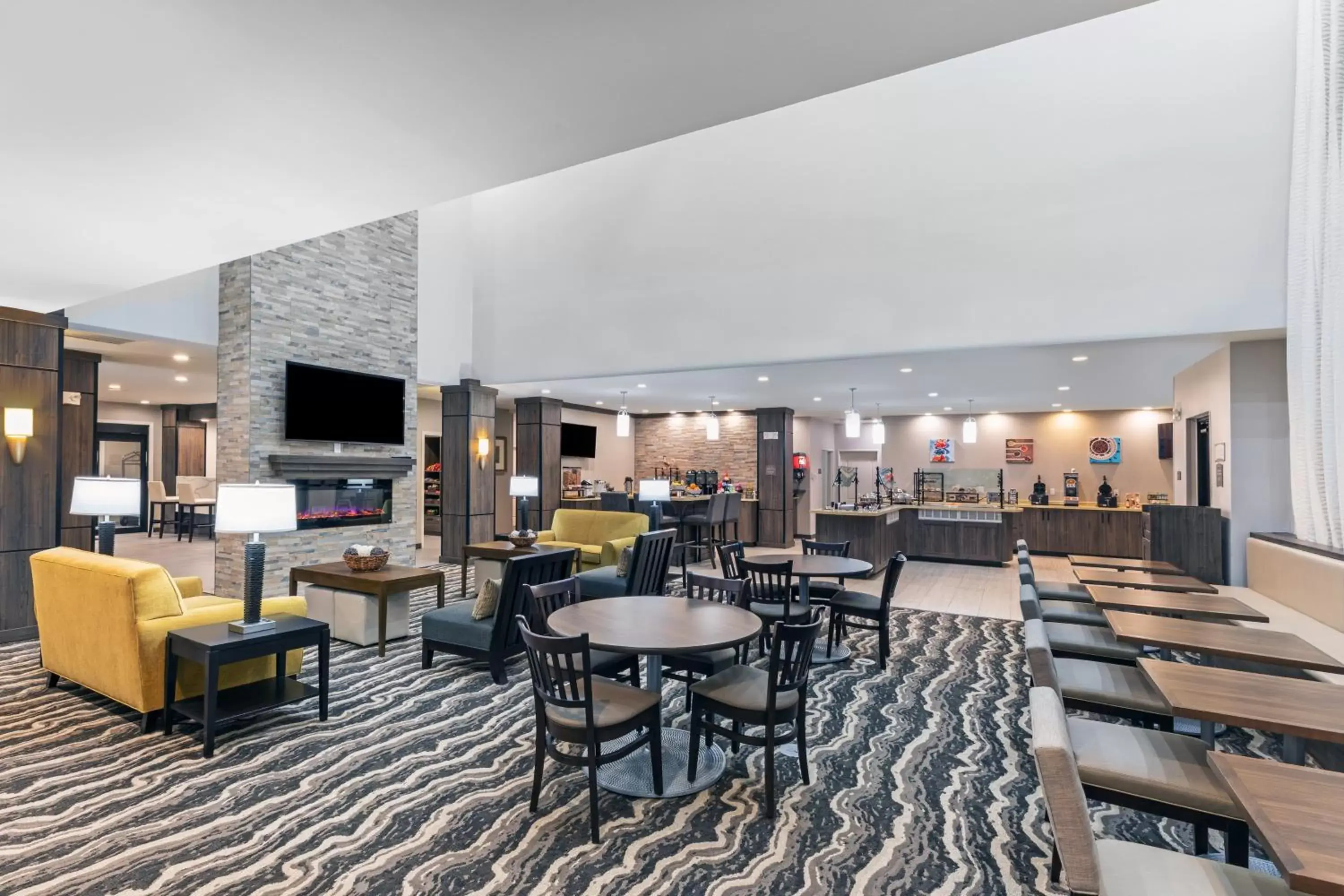 Breakfast, Lounge/Bar in Staybridge Suites - Houston IAH Airport East, an IHG Hotel