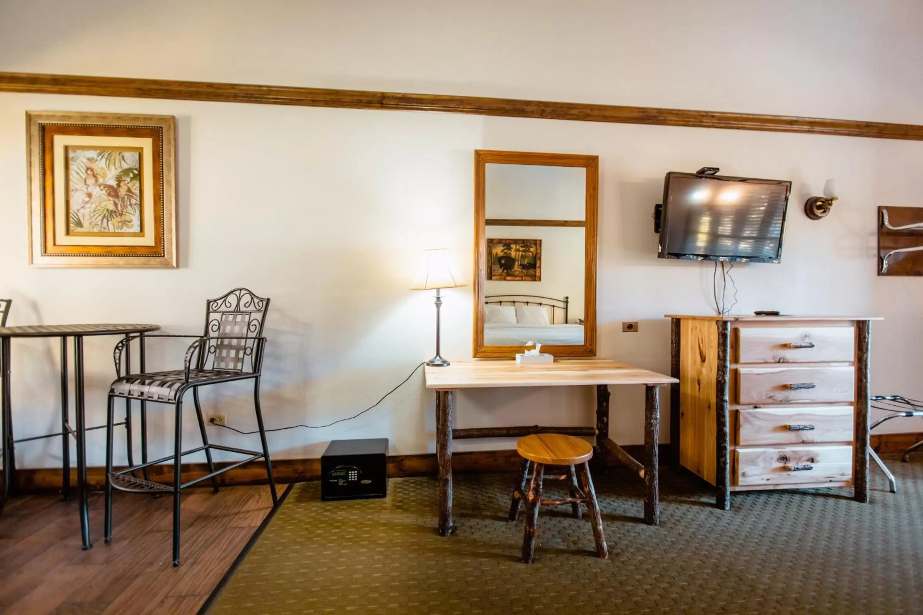 Photo of the whole room, Dining Area in Brookside Lodge