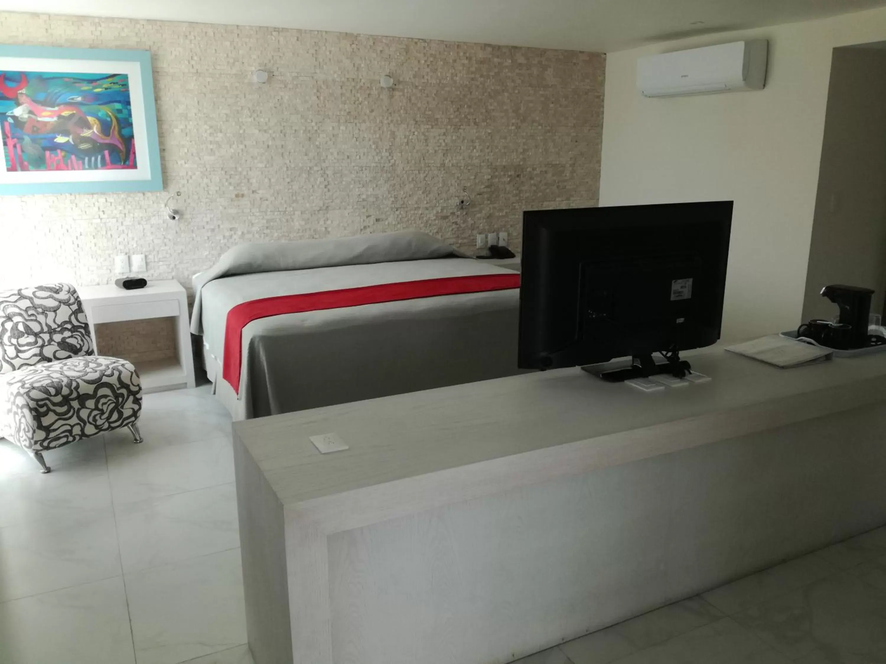 Bed, TV/Entertainment Center in We Hotel Acapulco