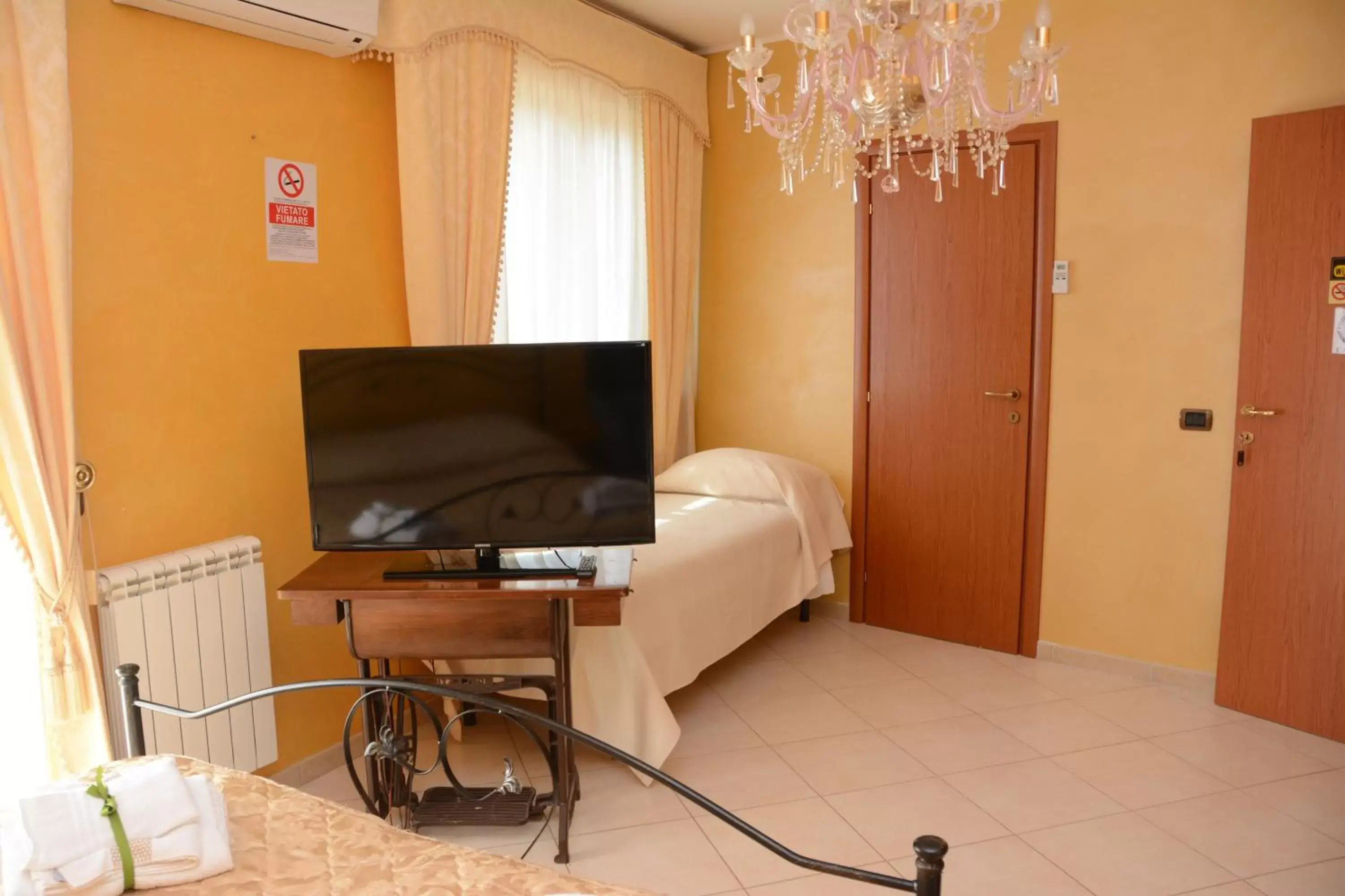 Bed, TV/Entertainment Center in B&B Villa San Leonardo