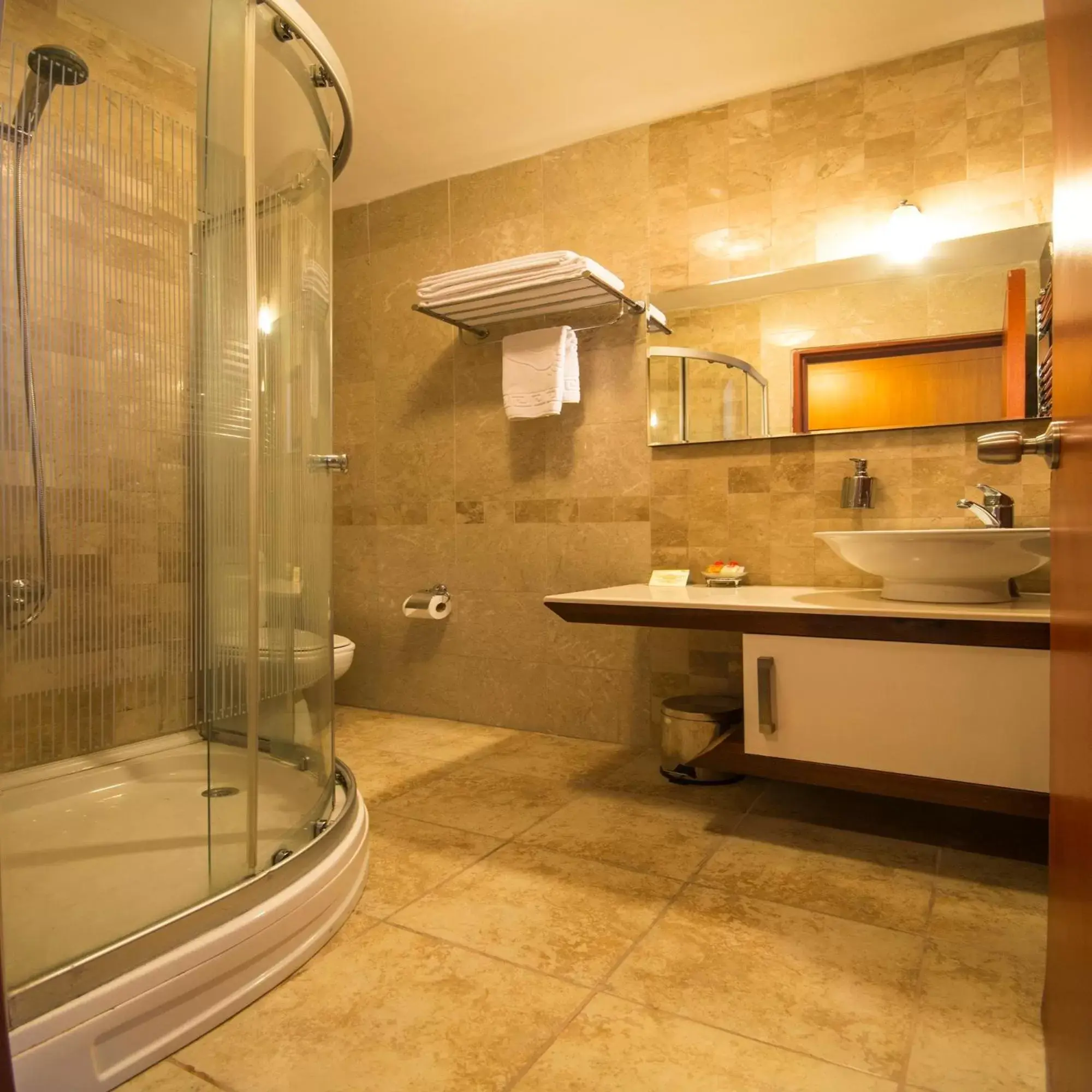 Bathroom in Çanak Hotel