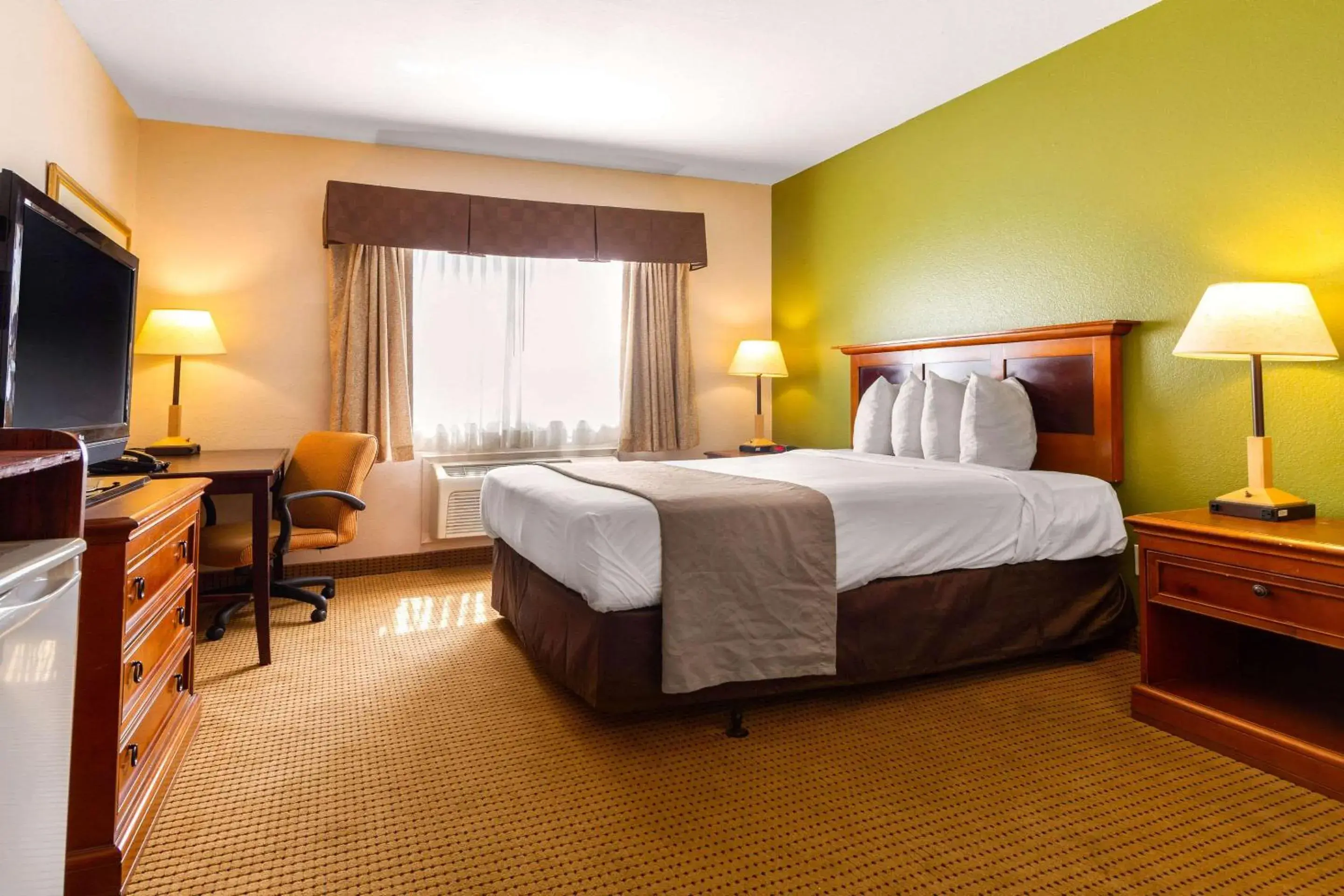 Photo of the whole room, Bed in Rodeway Inn Auburn – Foresthill