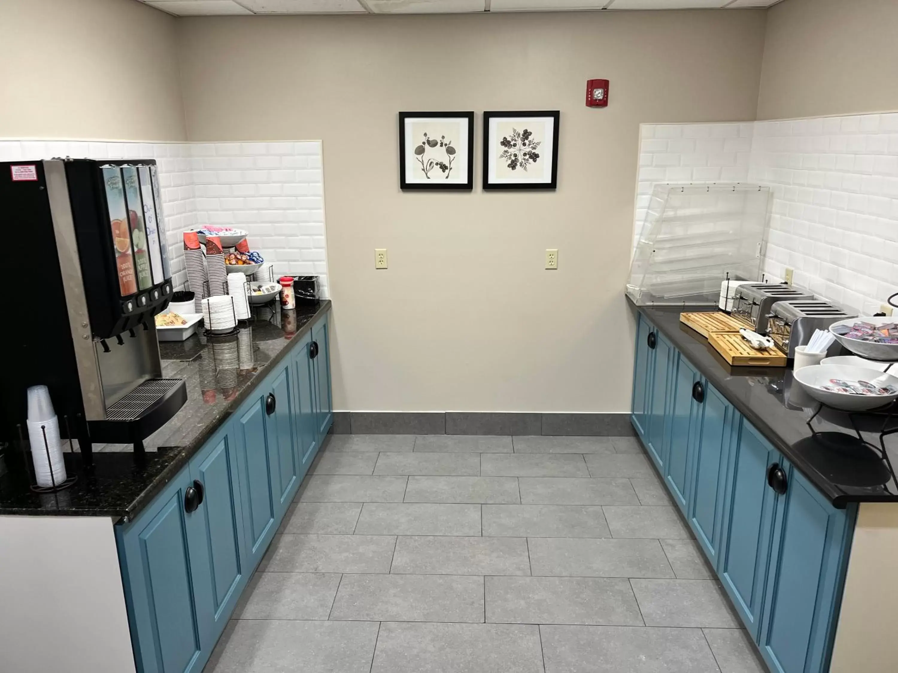 Coffee/tea facilities, Kitchen/Kitchenette in Country Inn & Suites by Radisson, Harrisburg - Hershey-West, PA