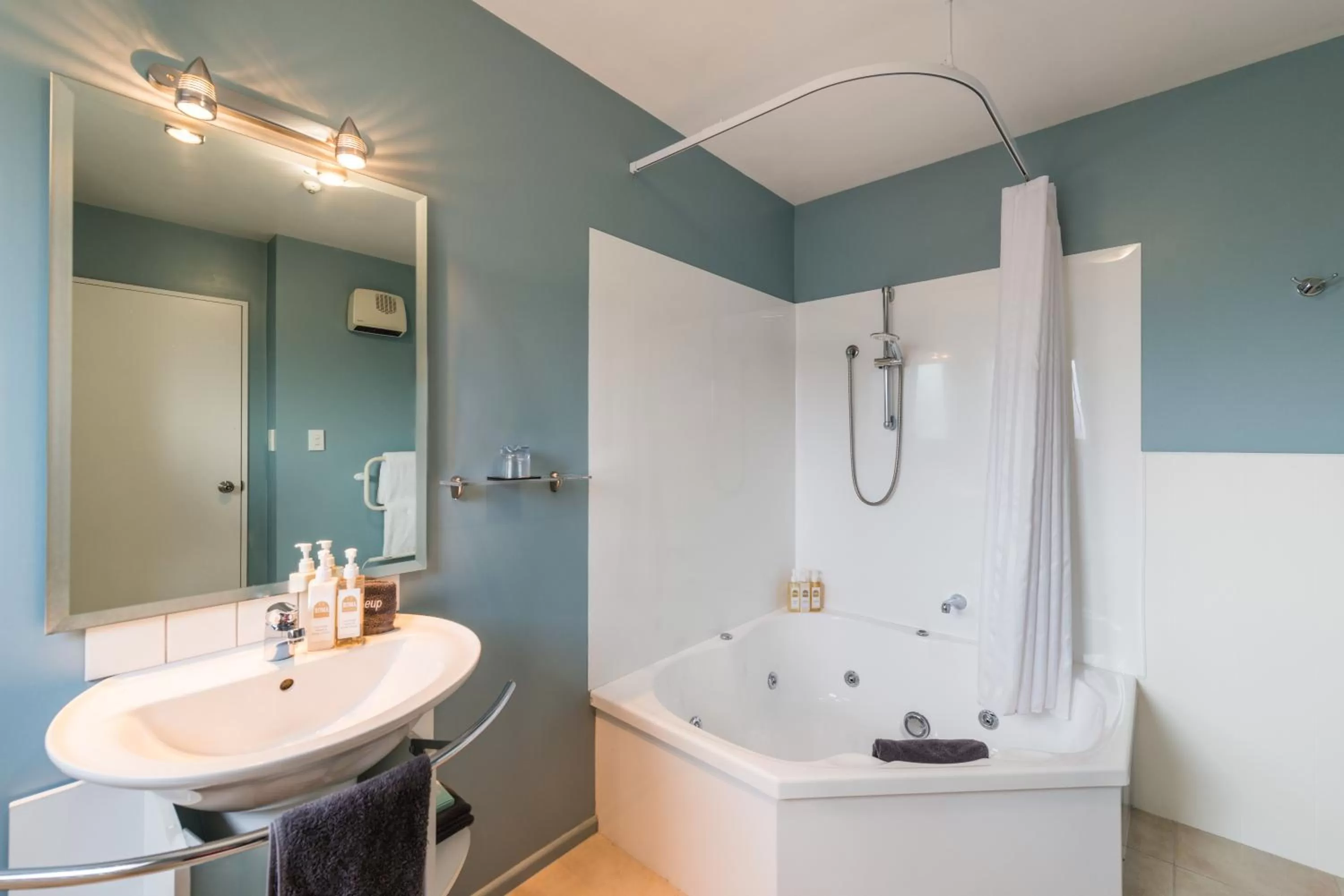 Shower in Roma On Riccarton Motel