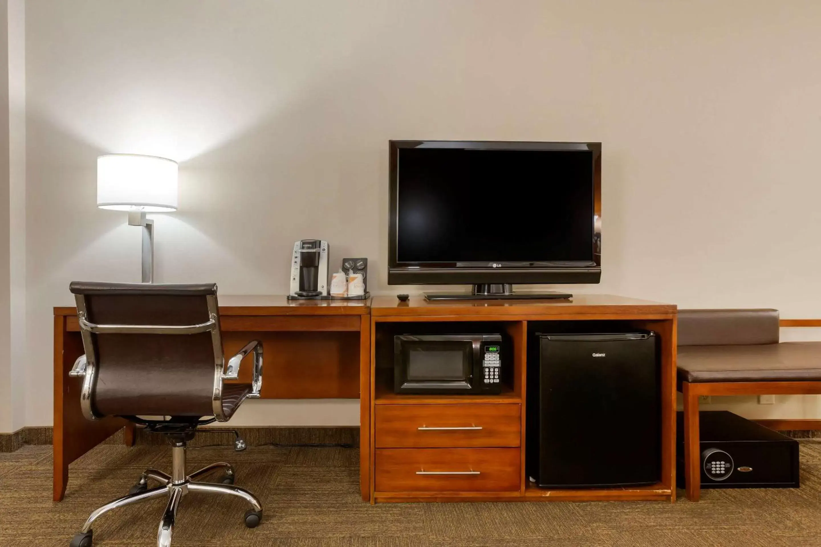 Photo of the whole room, TV/Entertainment Center in Comfort Inn & Suites Presidential
