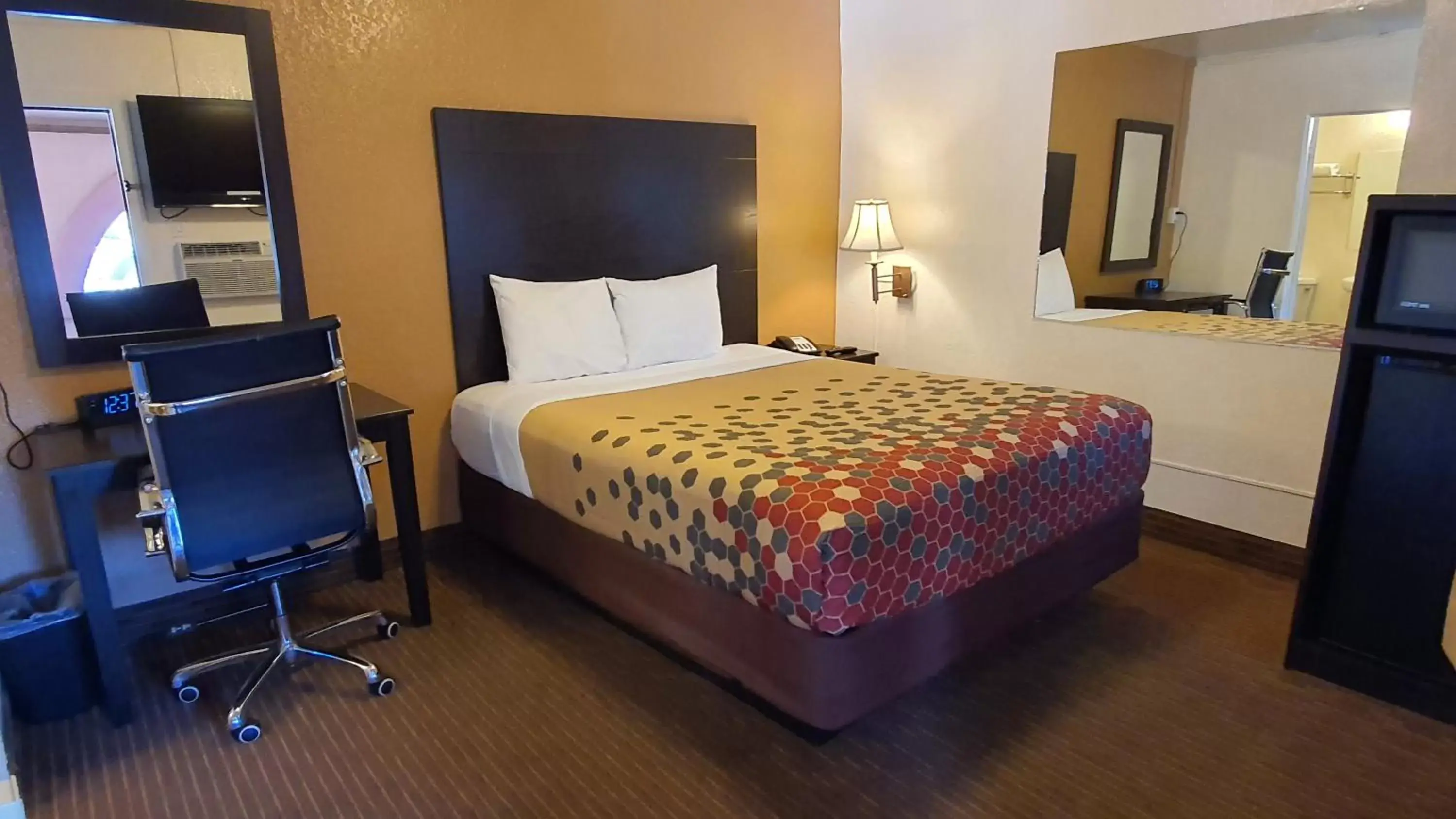 Bedroom, Bed in Rodeway Inn Flagstaff-Downtown Bedroom, Bed in Rodeway Inn Flagstaff-Downtown