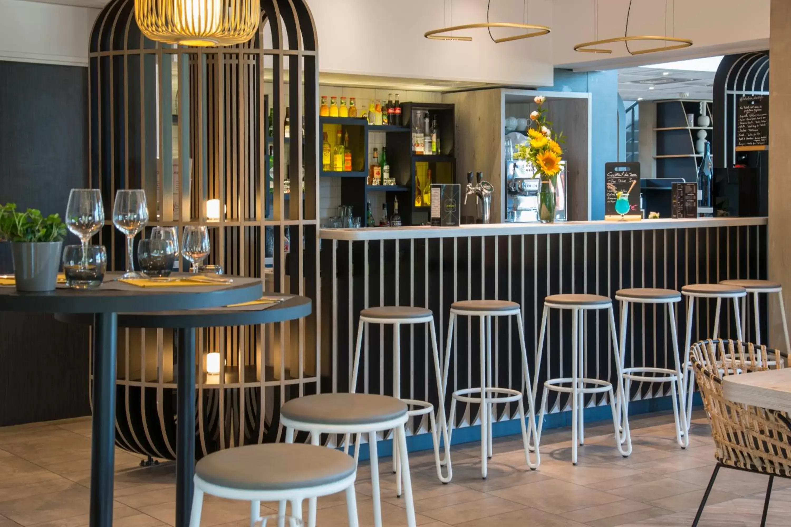 Lounge or bar in ibis Styles Pertuis Portes du Luberon Lounge or bar in ibis Styles Pertuis Portes du Luberon
