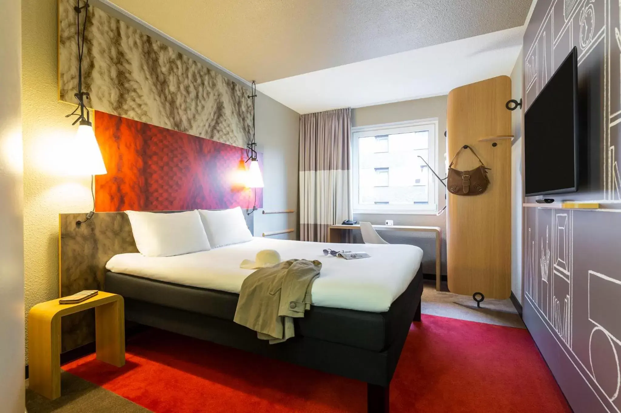 Photo of the whole room, Bed in ibis Hotel Hamburg St. Pauli Messe