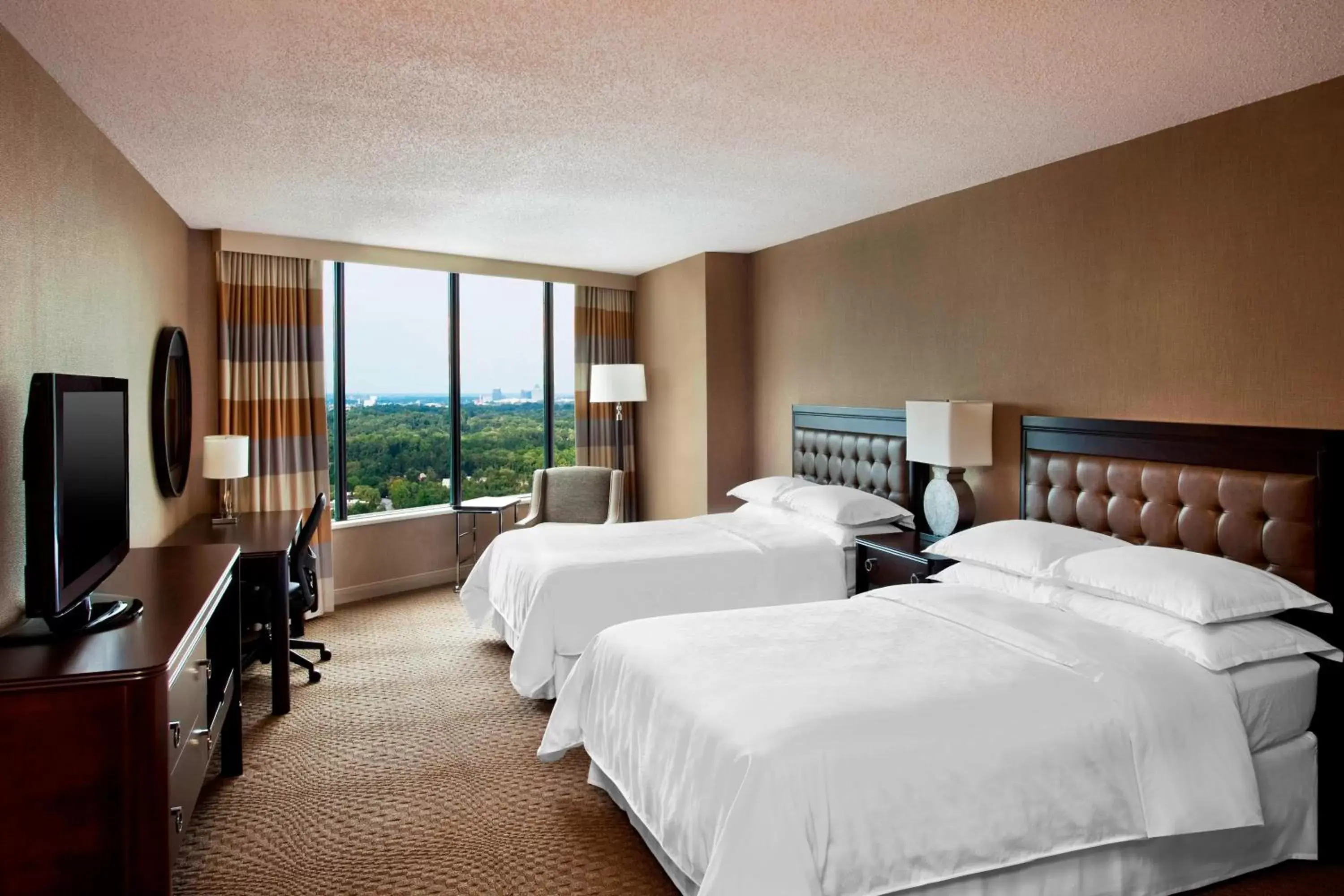 Photo of the whole room, Bed in Sheraton Greensboro