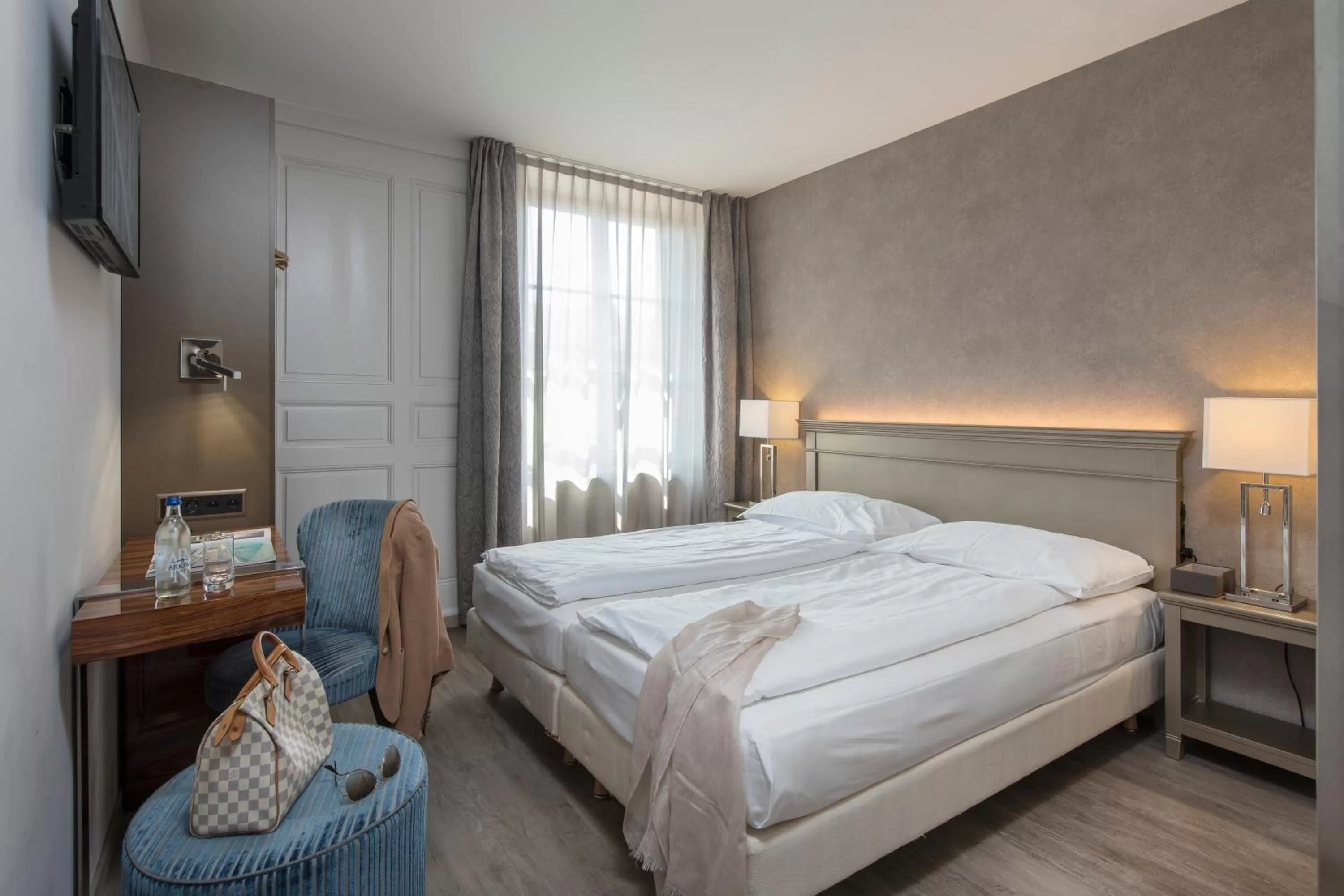 Photo of the whole room, Bed in Hôtel du Théâtre, Boutique Hôtel