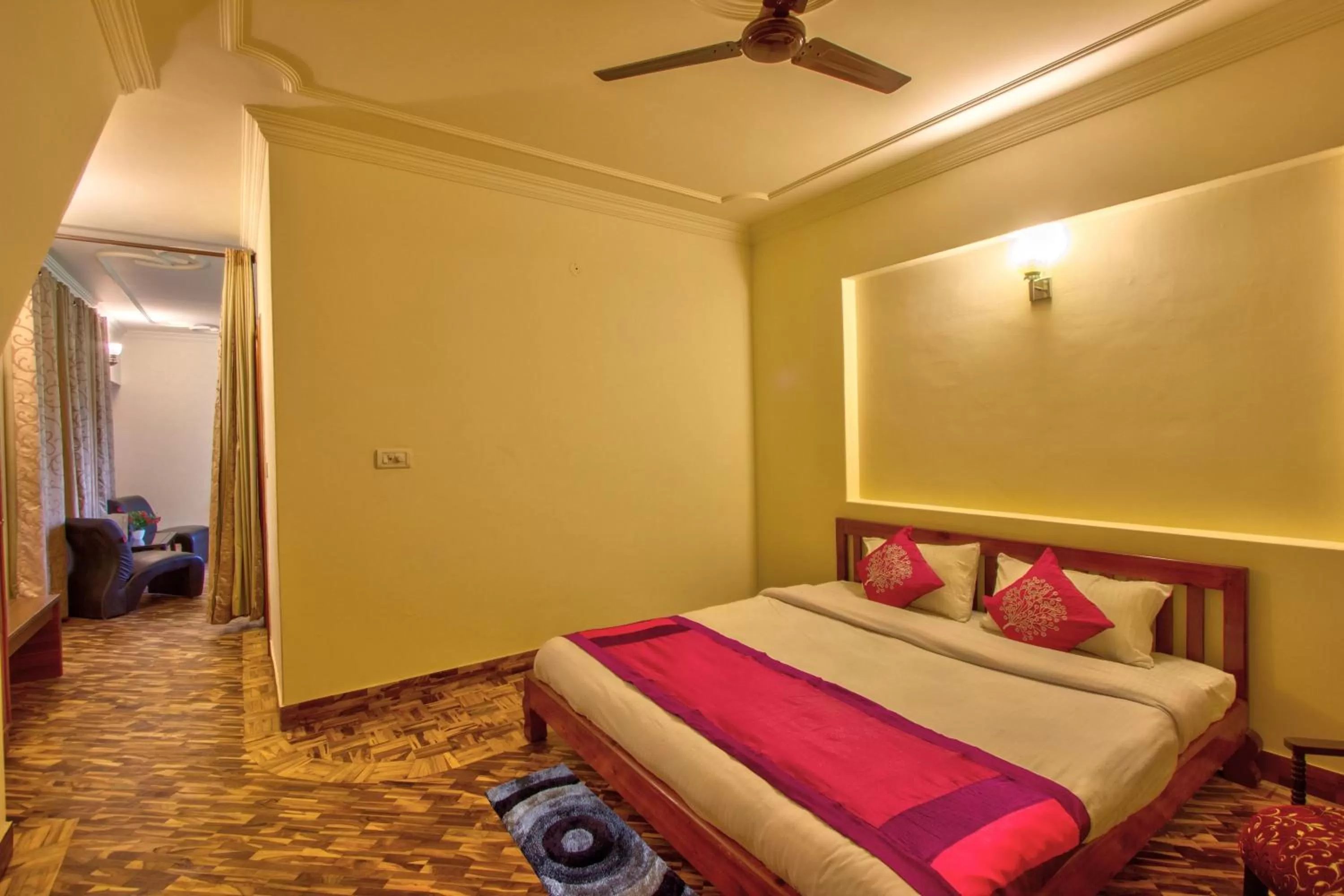 Photo of the whole room, Bed in Woodstock Inn Manali 800 Mtrs from Mall Road