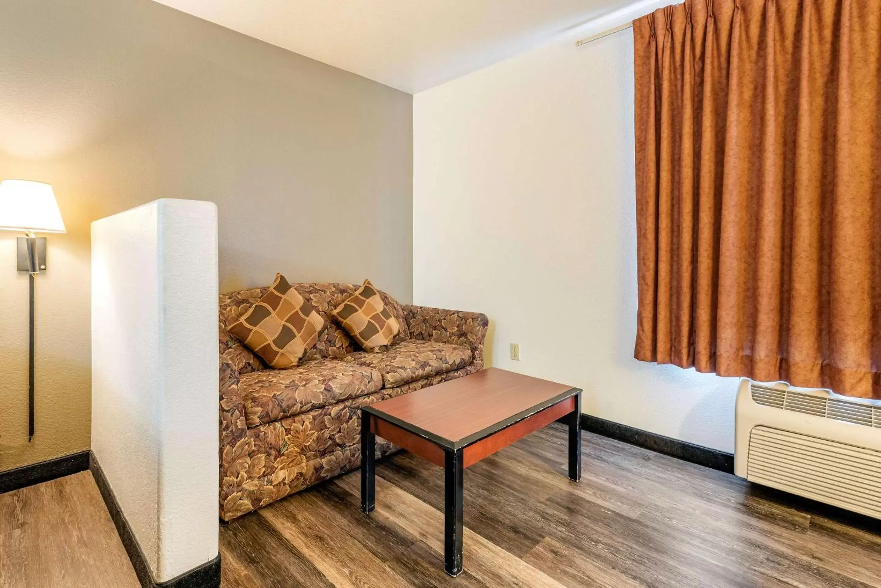 Photo of the whole room, Seating Area in Econo Lodge Pueblo