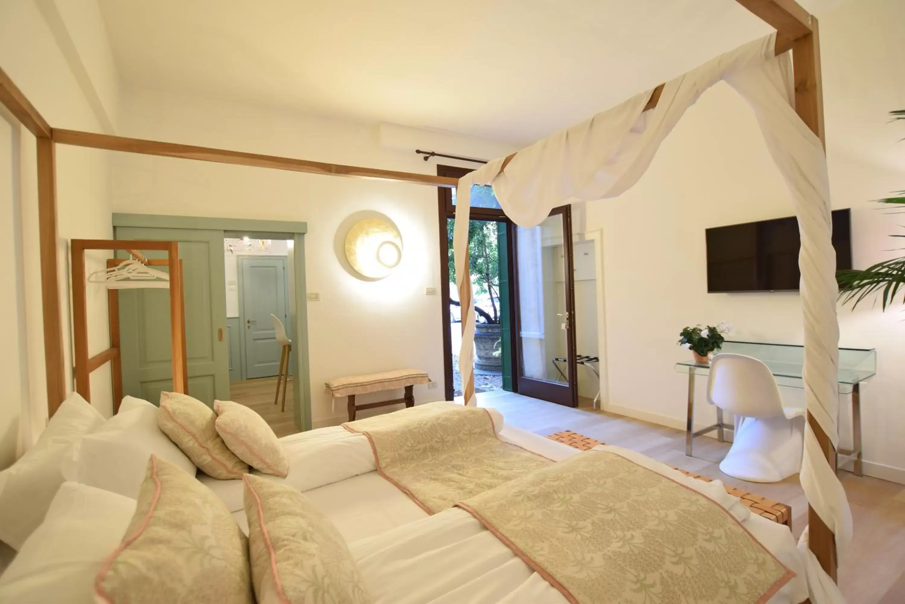 Bedroom, Seating Area in Isola Memmia