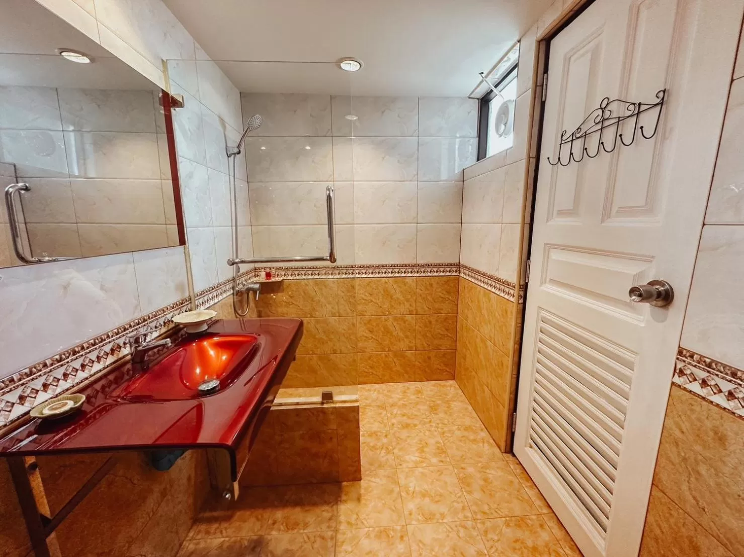 Shower in Hotel De Khuvieng