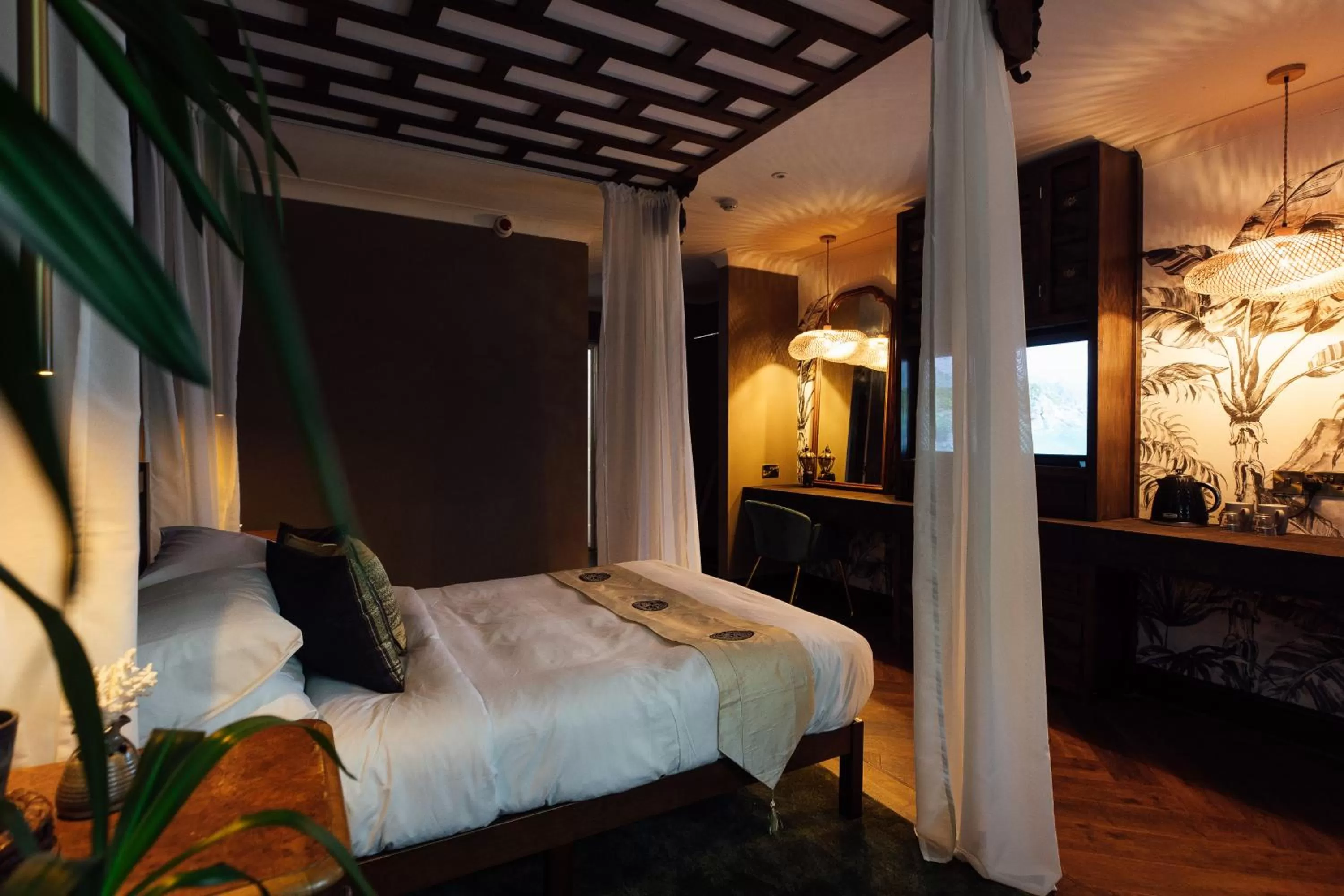 Bed in The Imperial Dragon Hotel