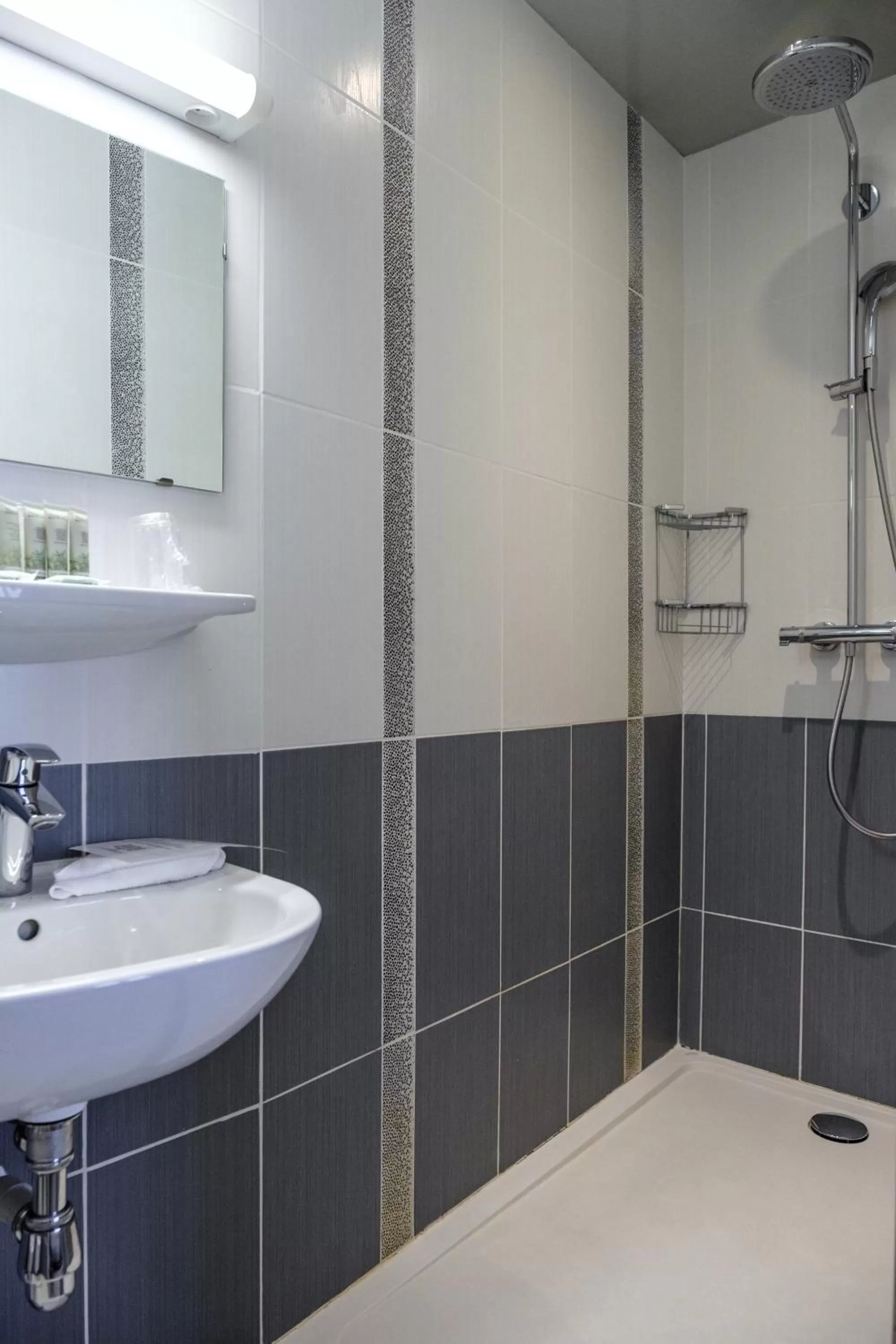 Bathroom in HOTEL DE PARIS MONTPARNASSE