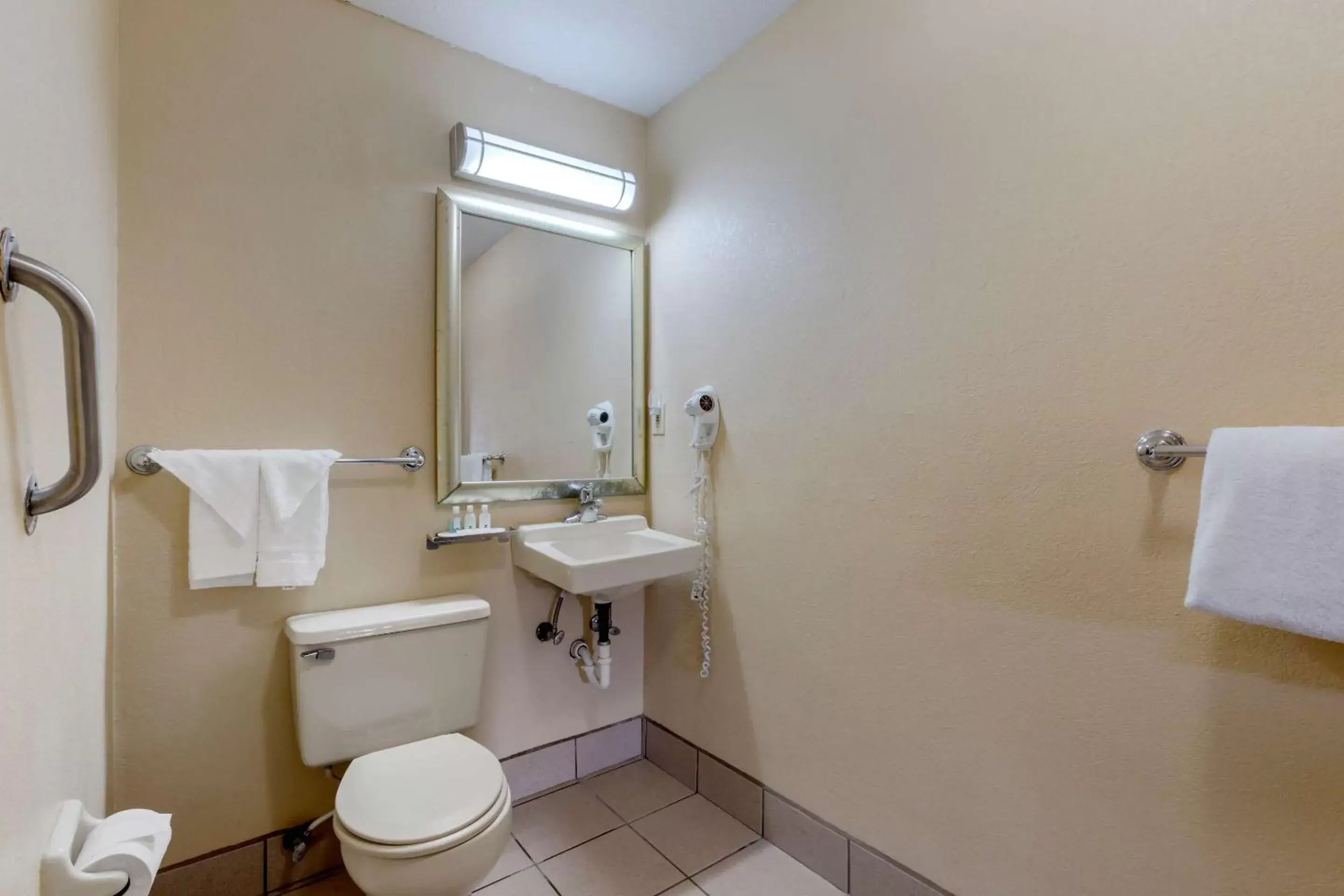 Bathroom in Quality Inn Columbus-East