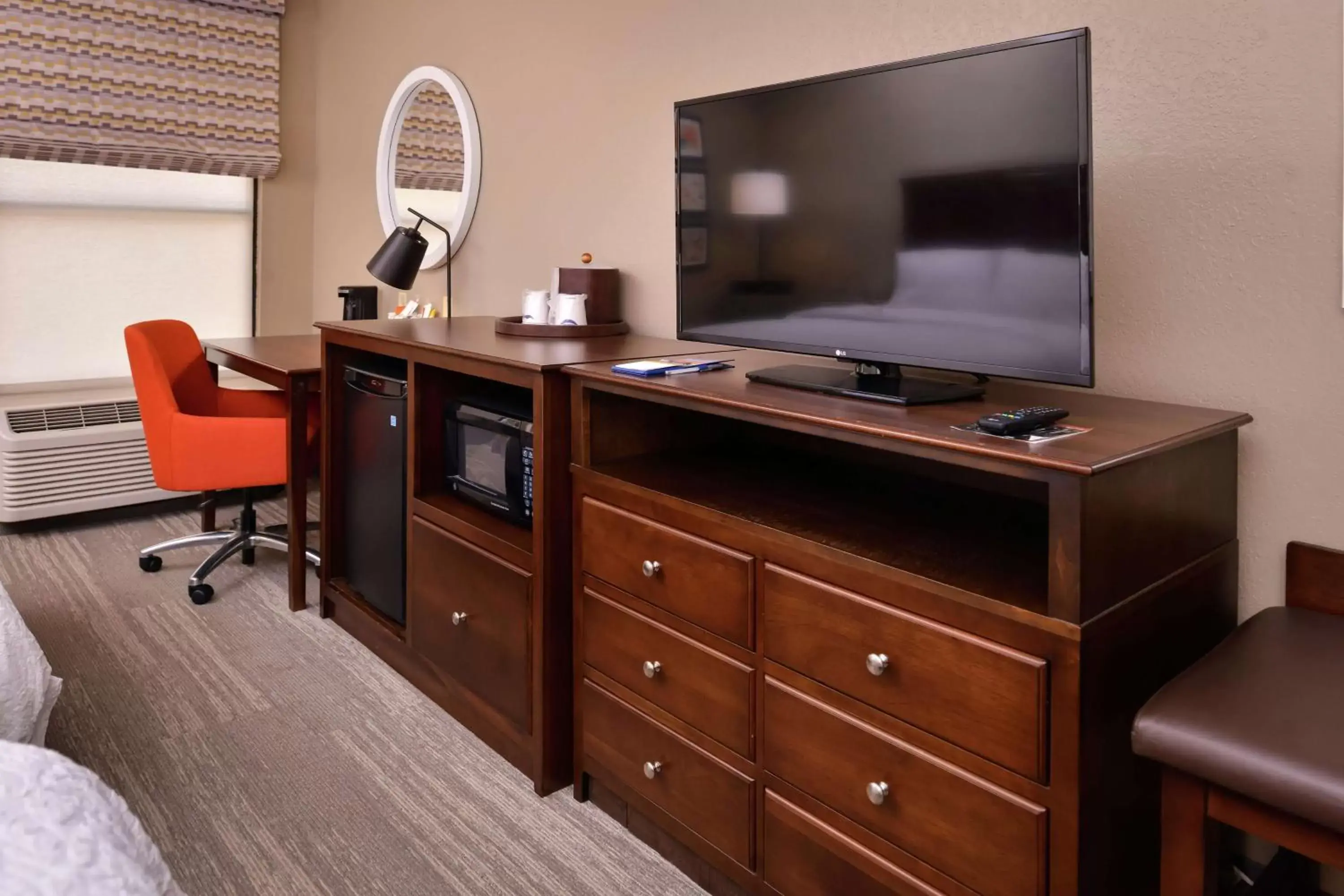 Bedroom, TV/Entertainment Center in Hampton Inn Florence Midtown