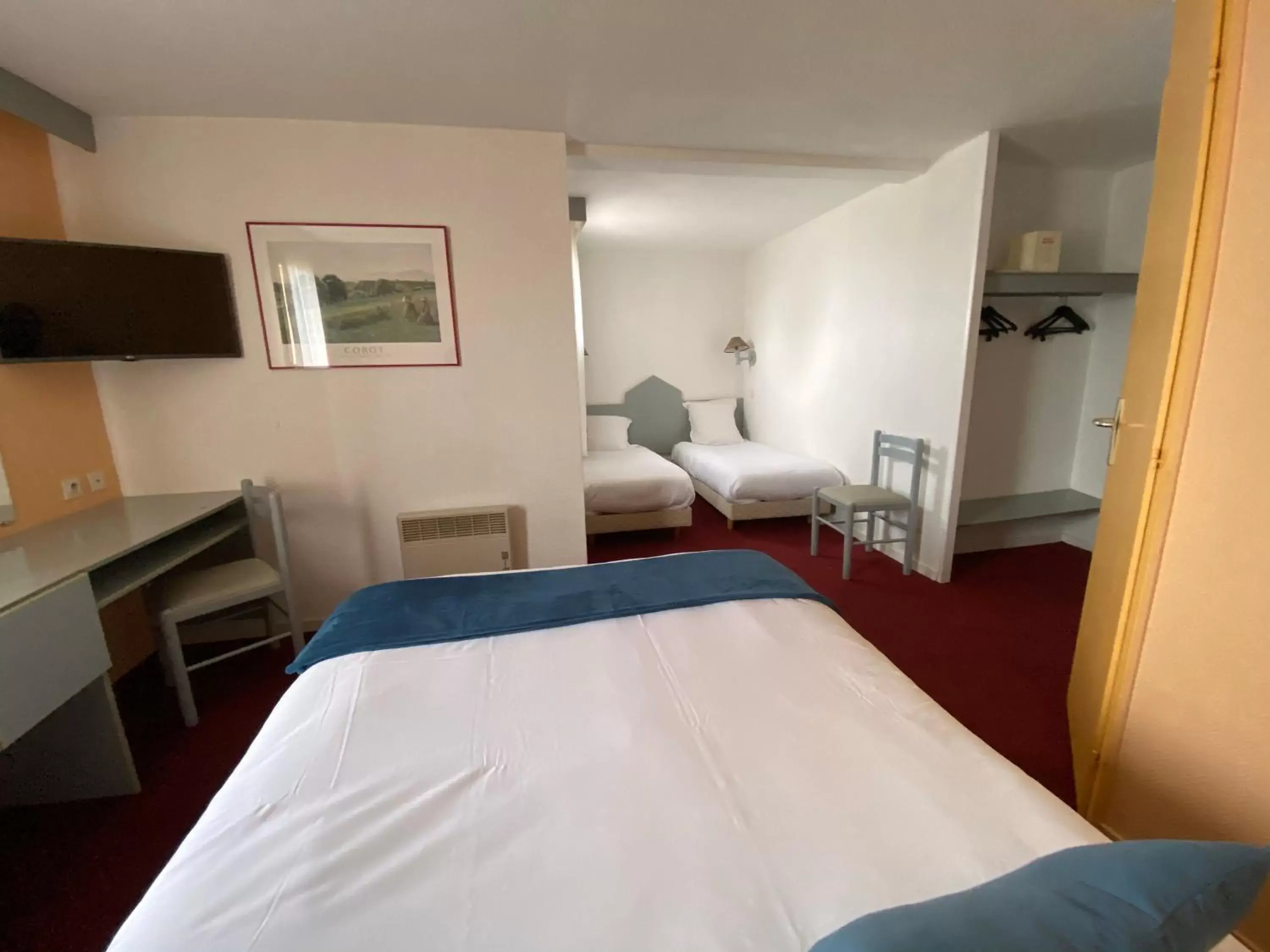 Bedroom, Bed in Brit Hotel Essentiel Moulins Avermes