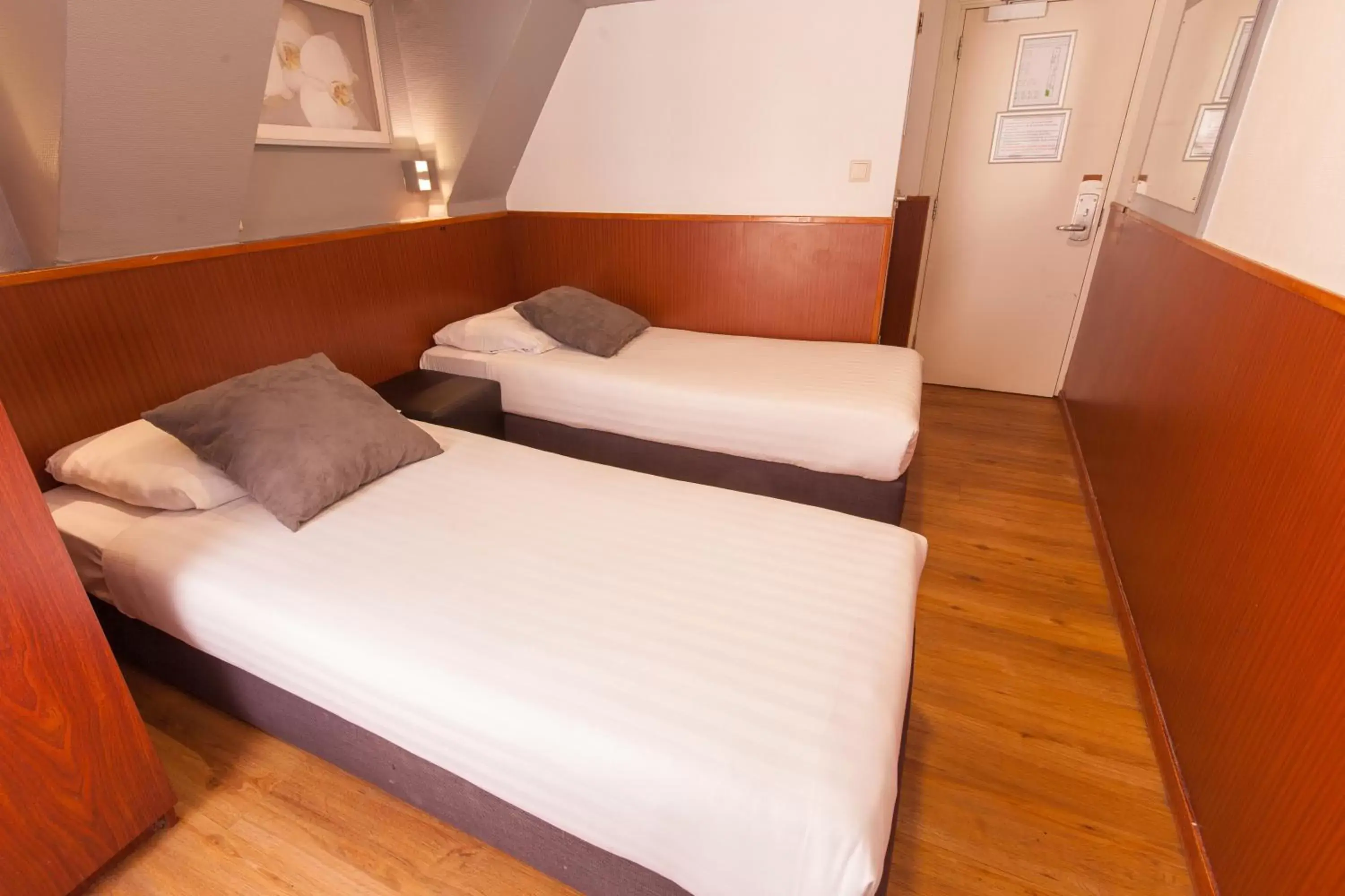 Photo of the whole room, Bed in Travel Hotel Amsterdam