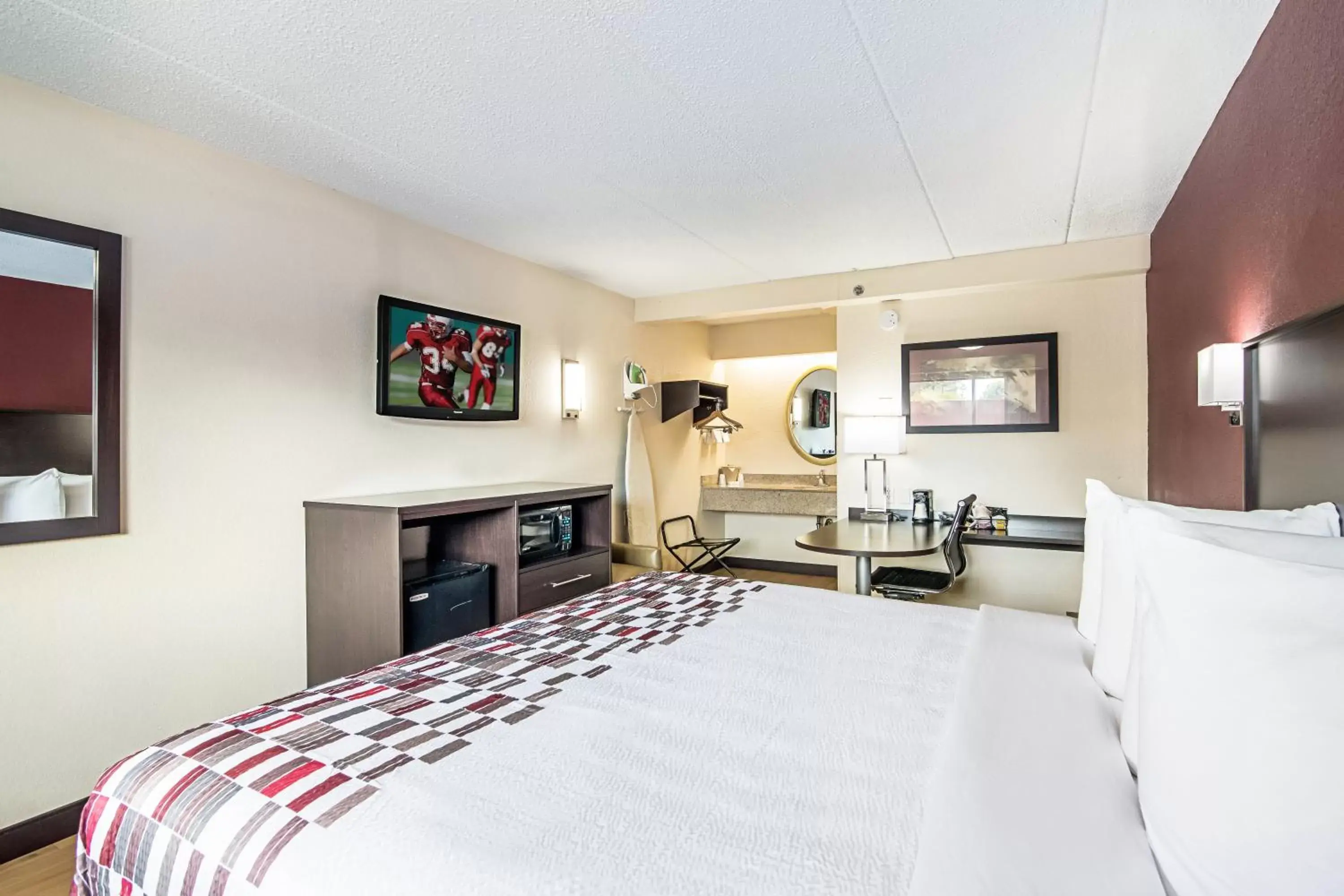 Photo of the whole room, Bed in Red Roof Inn Hampton Coliseum and Convention Center