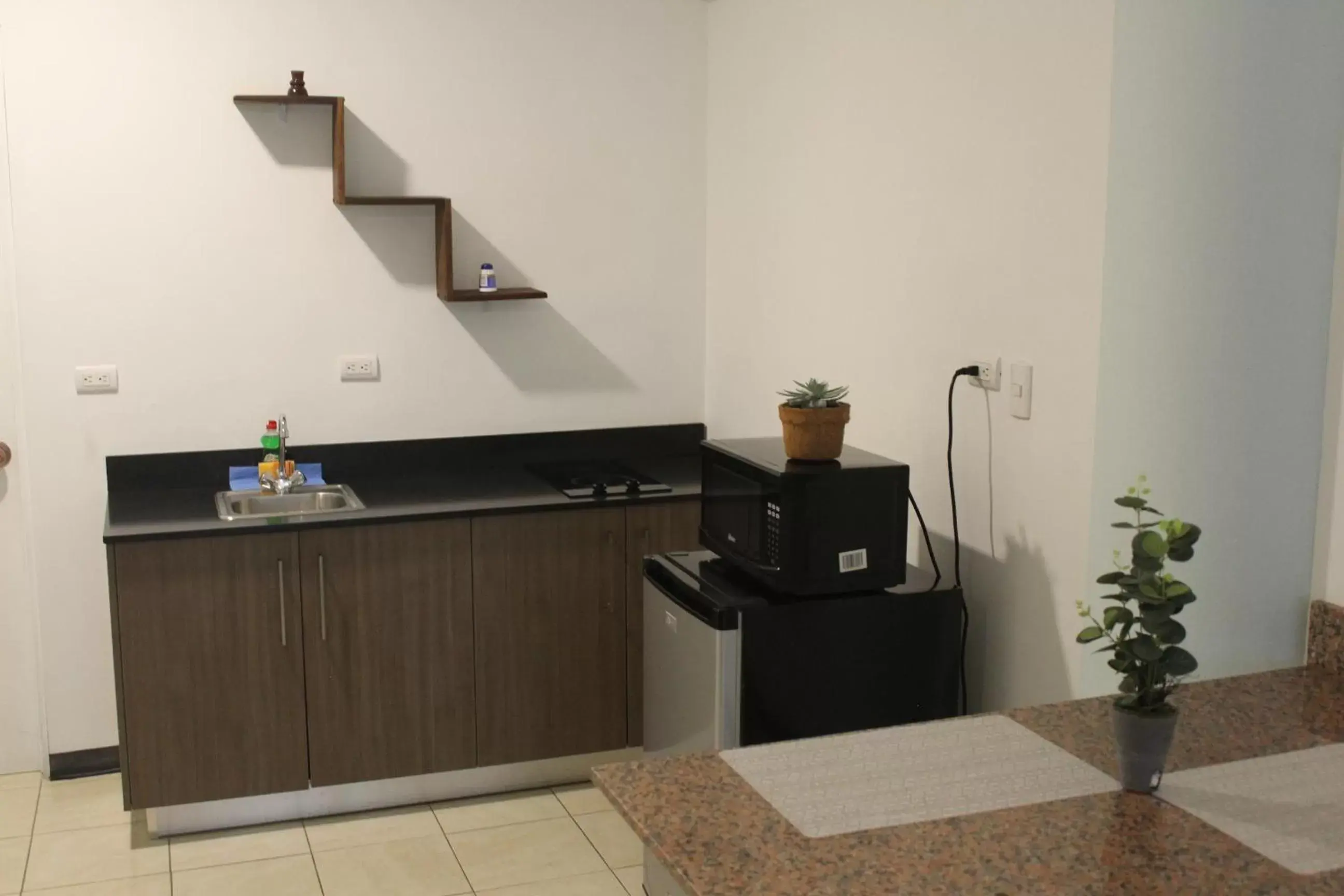 Kitchen/Kitchenette in Cando Living Apartments in Central Avenue