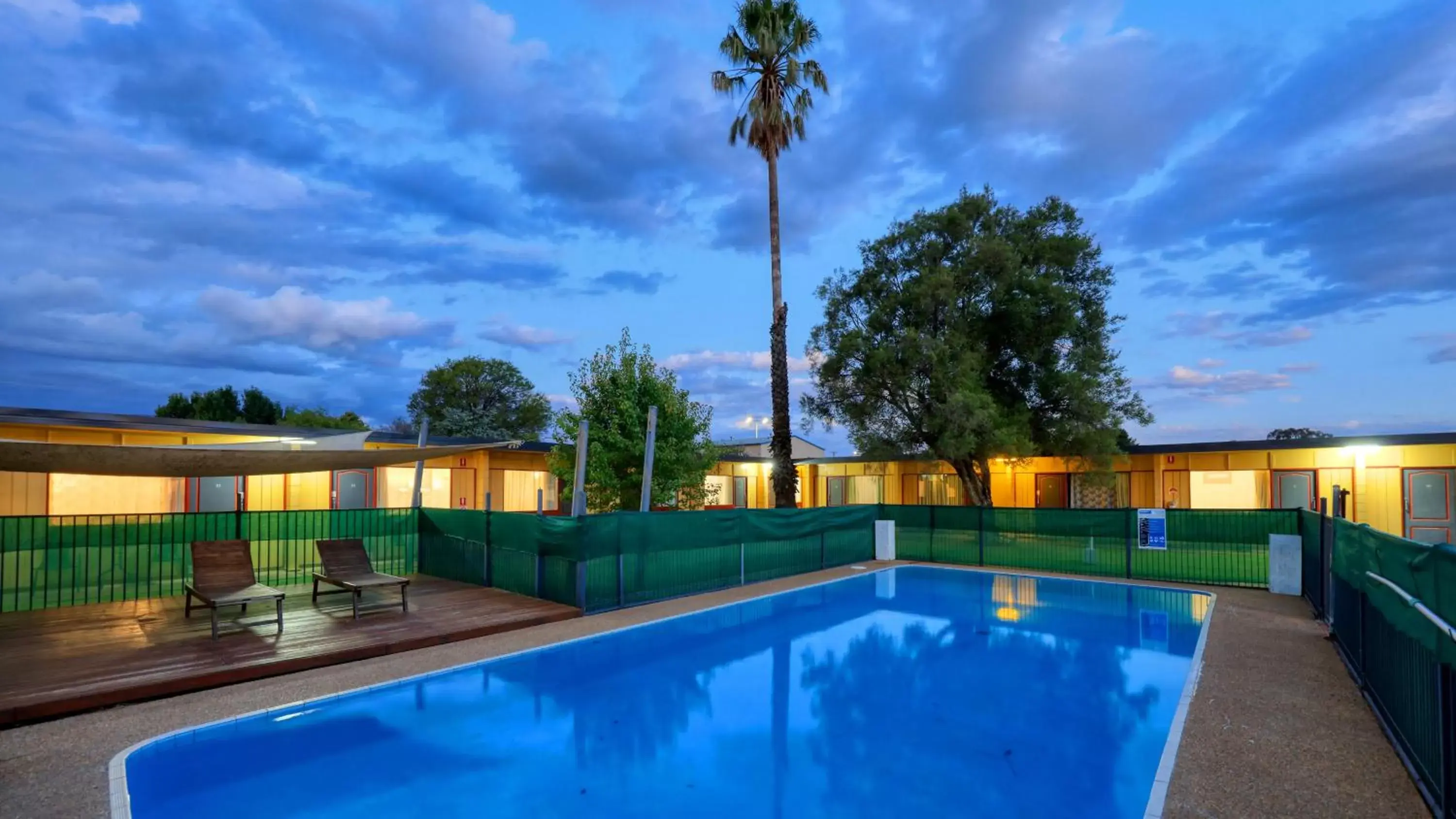 Property building, Swimming Pool in Cootamundra Gardens Motel