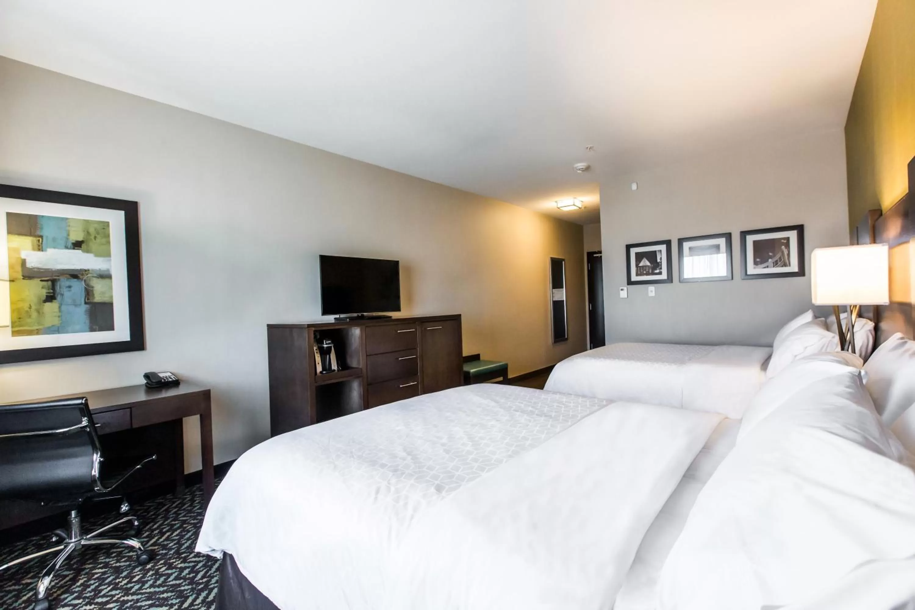 Photo of the whole room, Bed in Holiday Inn Express & Suites Spruce Grove - Stony Plain by IHG