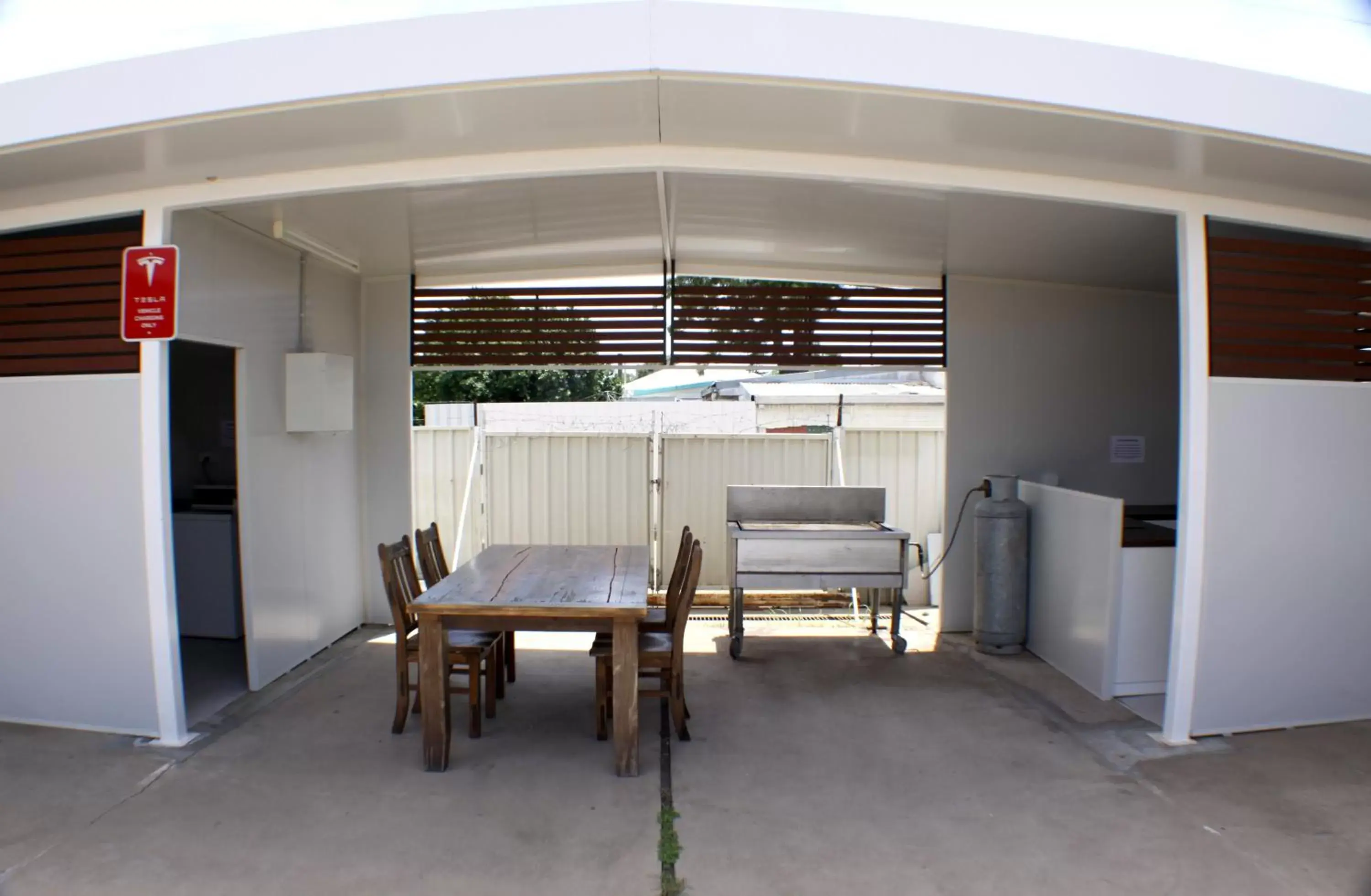 BBQ facilities, Dining Area in Baths Motel Moree