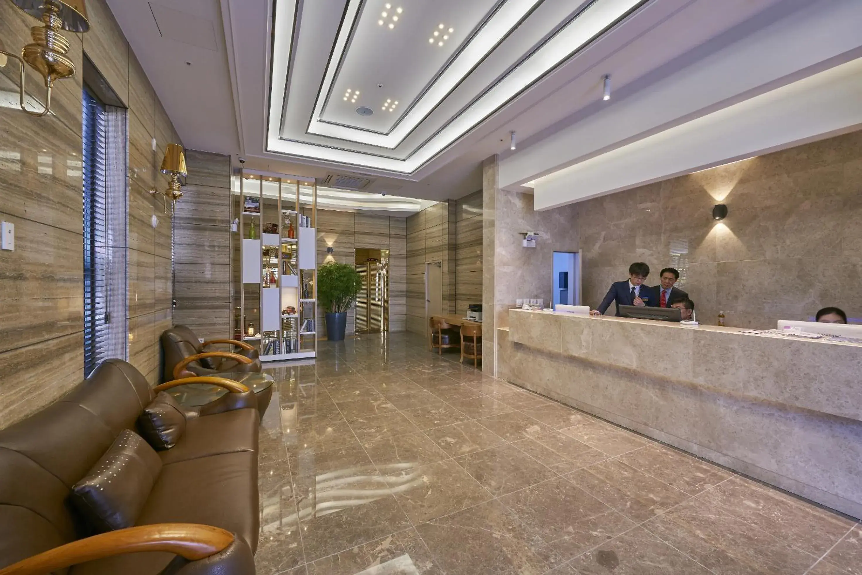 Staff, Lobby/Reception in Dubai Hotel (Korea Quality)