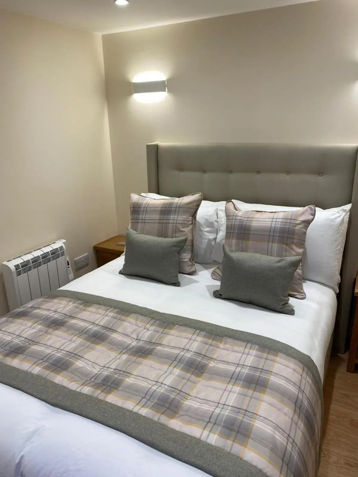 Bedroom, Bed in Waverley Inn Apartments