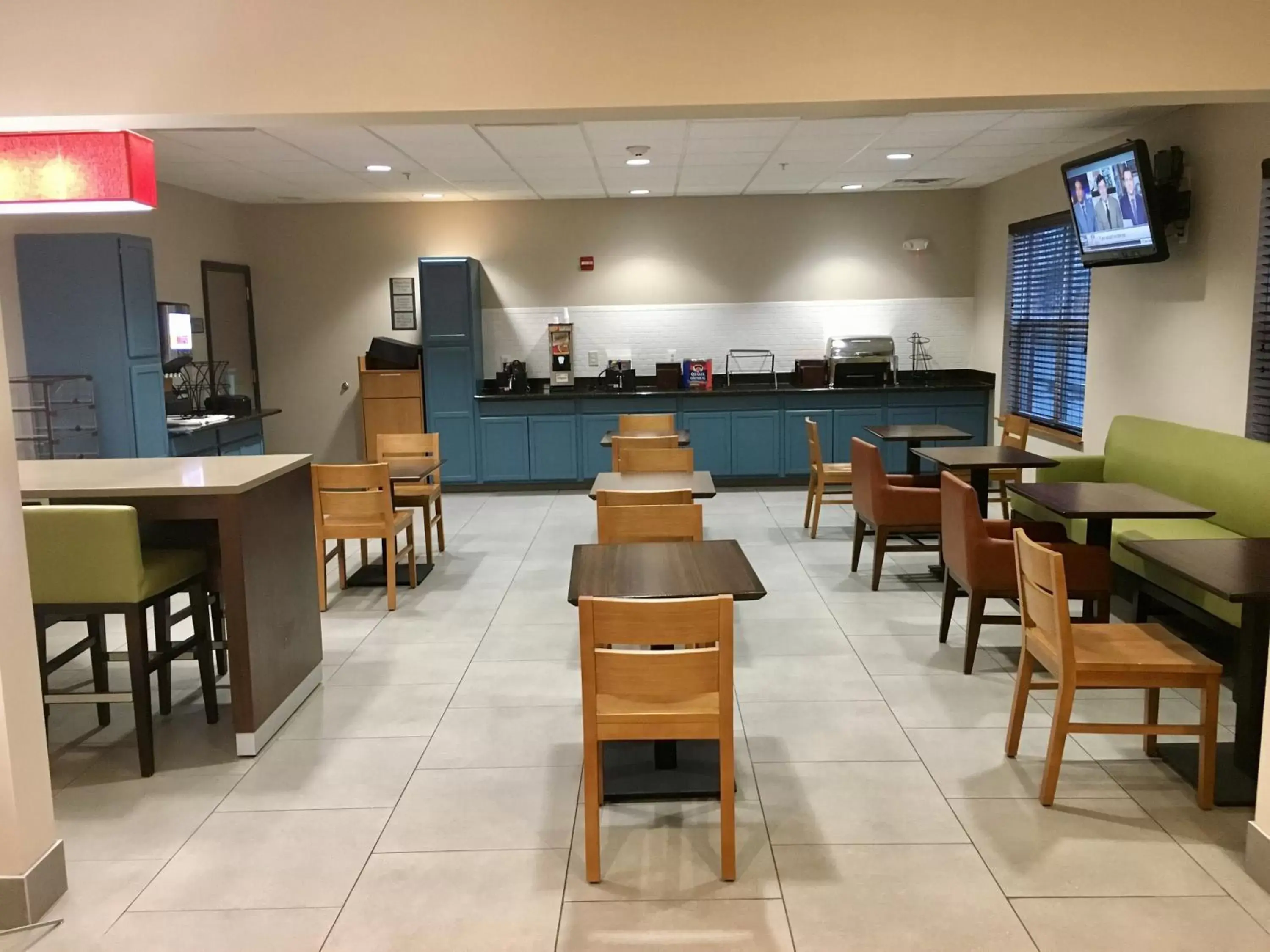 Coffee/tea facilities, Restaurant/Places to Eat in Wingate by Wyndham Waldorf - Washington DC Area