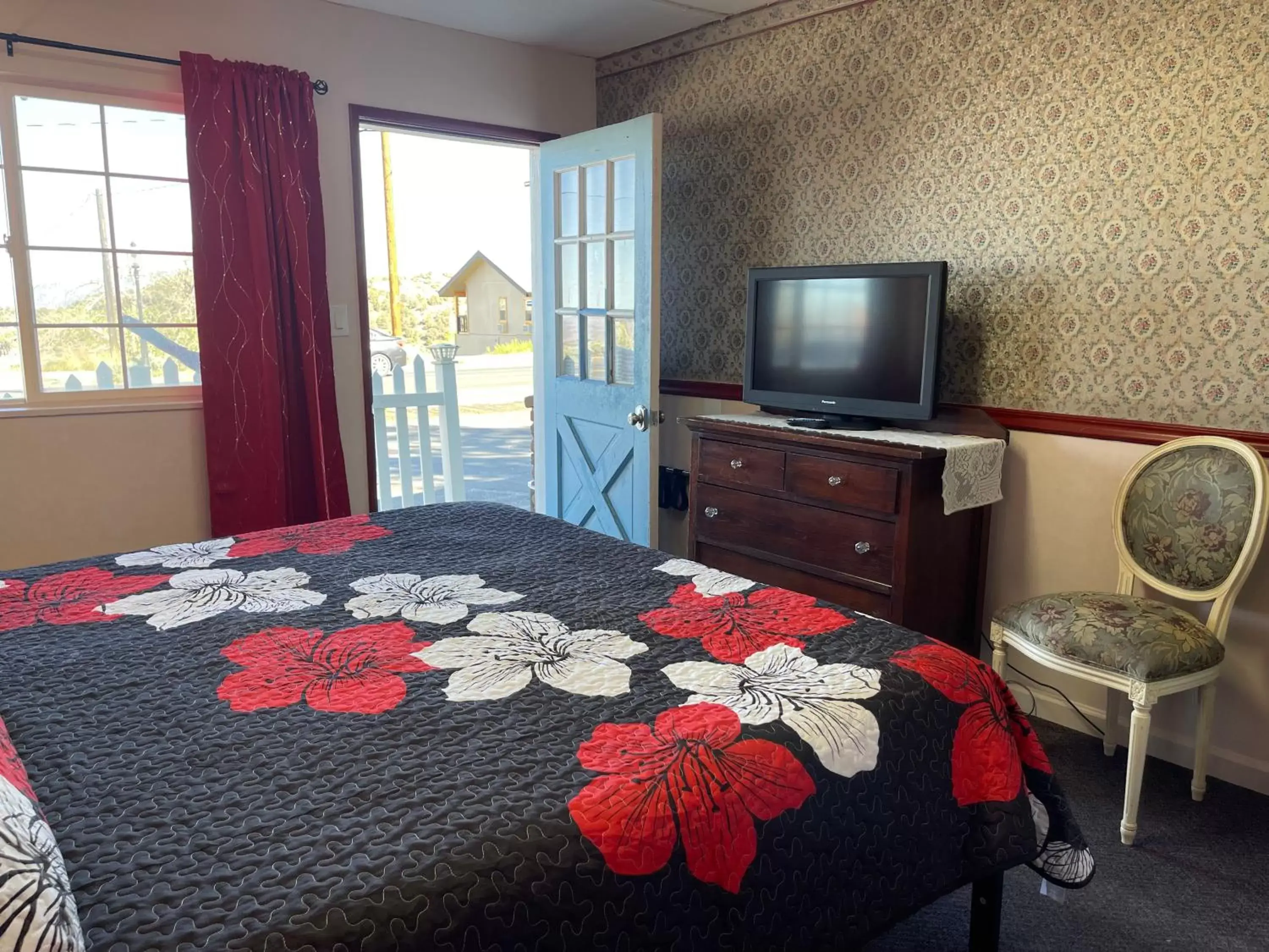 TV/Entertainment Center in Sugarloaf Mountain Motel