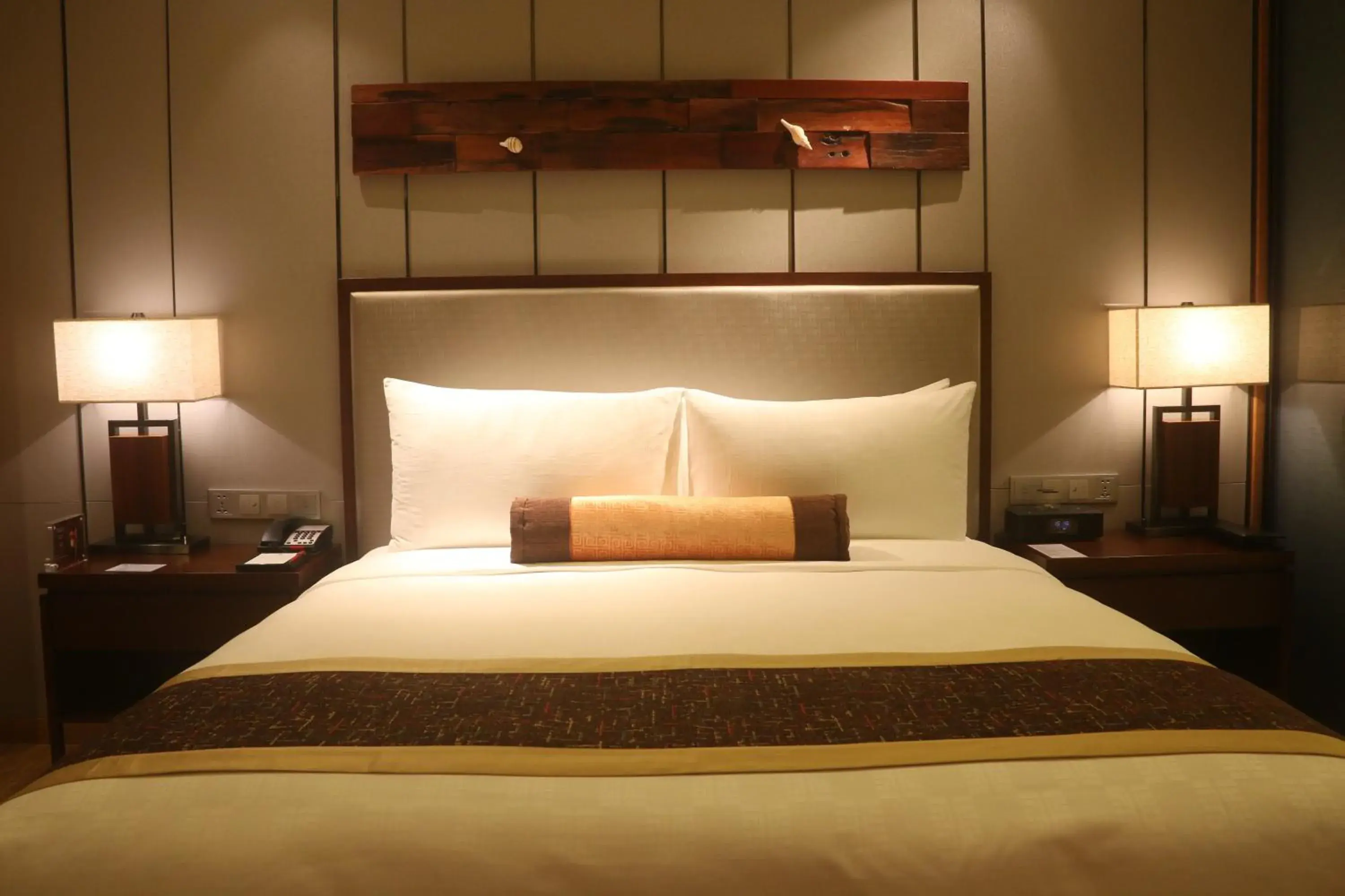 Photo of the whole room, Bed in HUALUXE Yangjiang City Center, an IHG Hotel