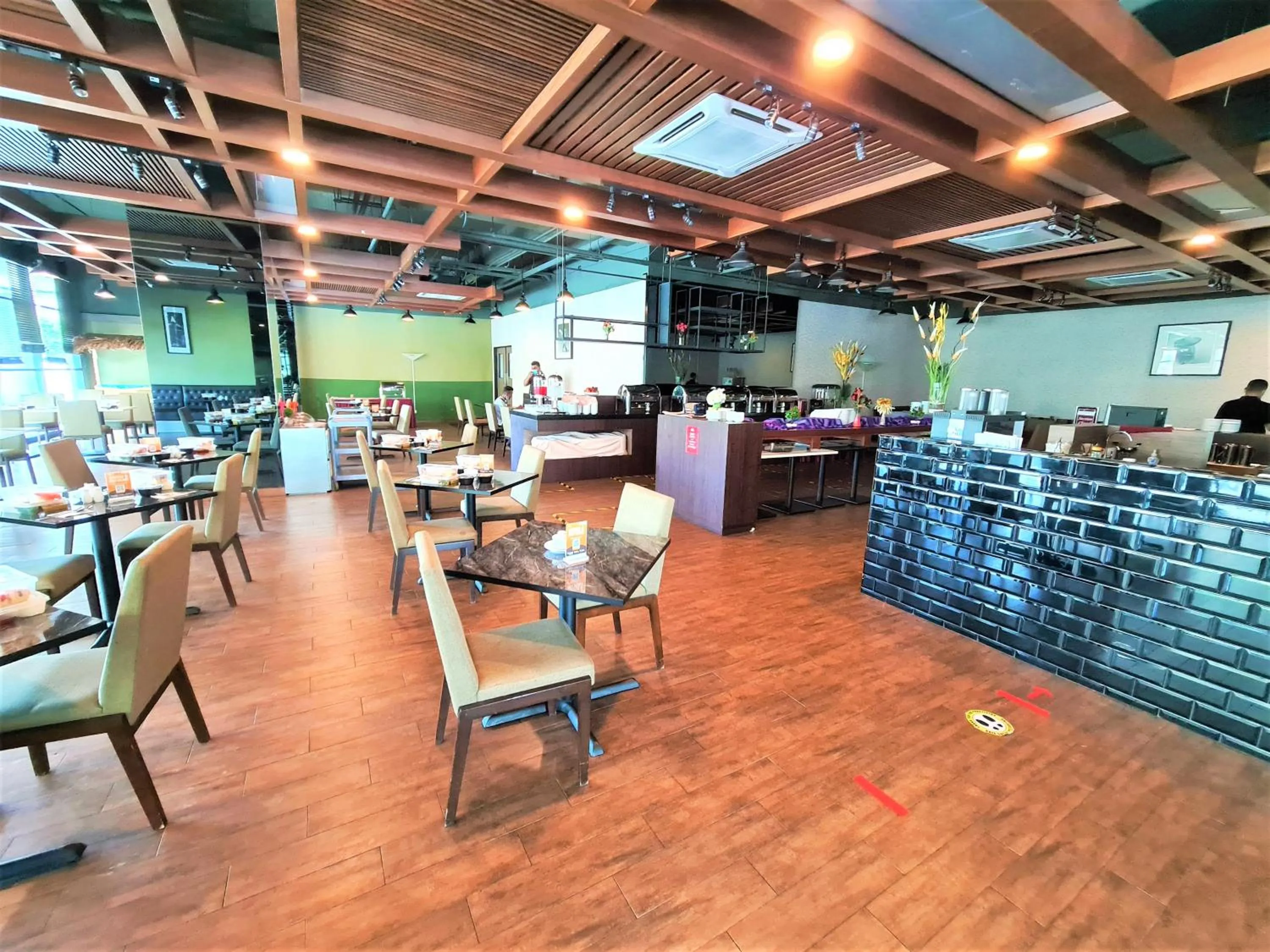 Restaurant/places to eat in Nexus Regency Suites & Hotel