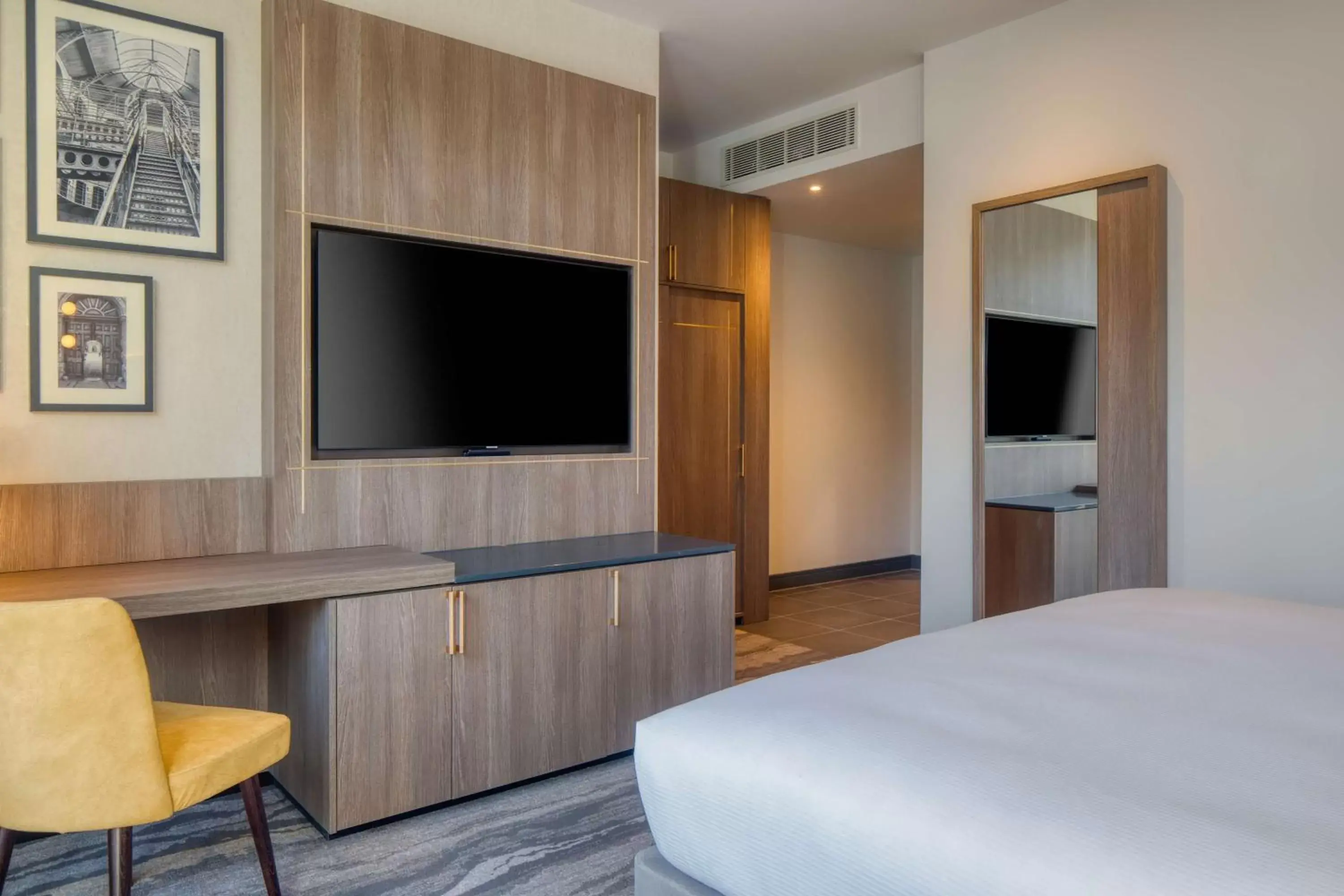 Bedroom, TV/Entertainment Center in Hilton Dublin Kilmainham