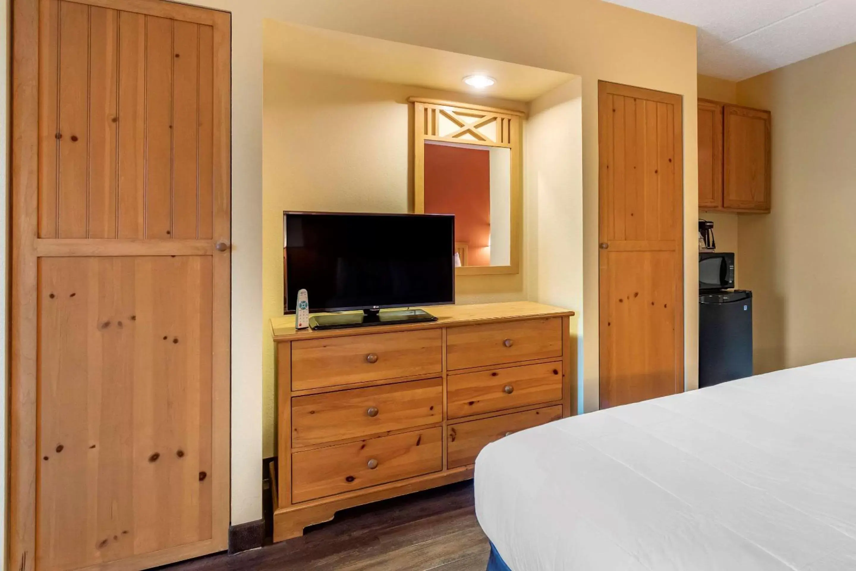 Photo of the whole room, Bed in Econo Lodge Pigeon Forge Riverside Photo of the whole room, Bed in Econo Lodge Pigeon Forge Riverside