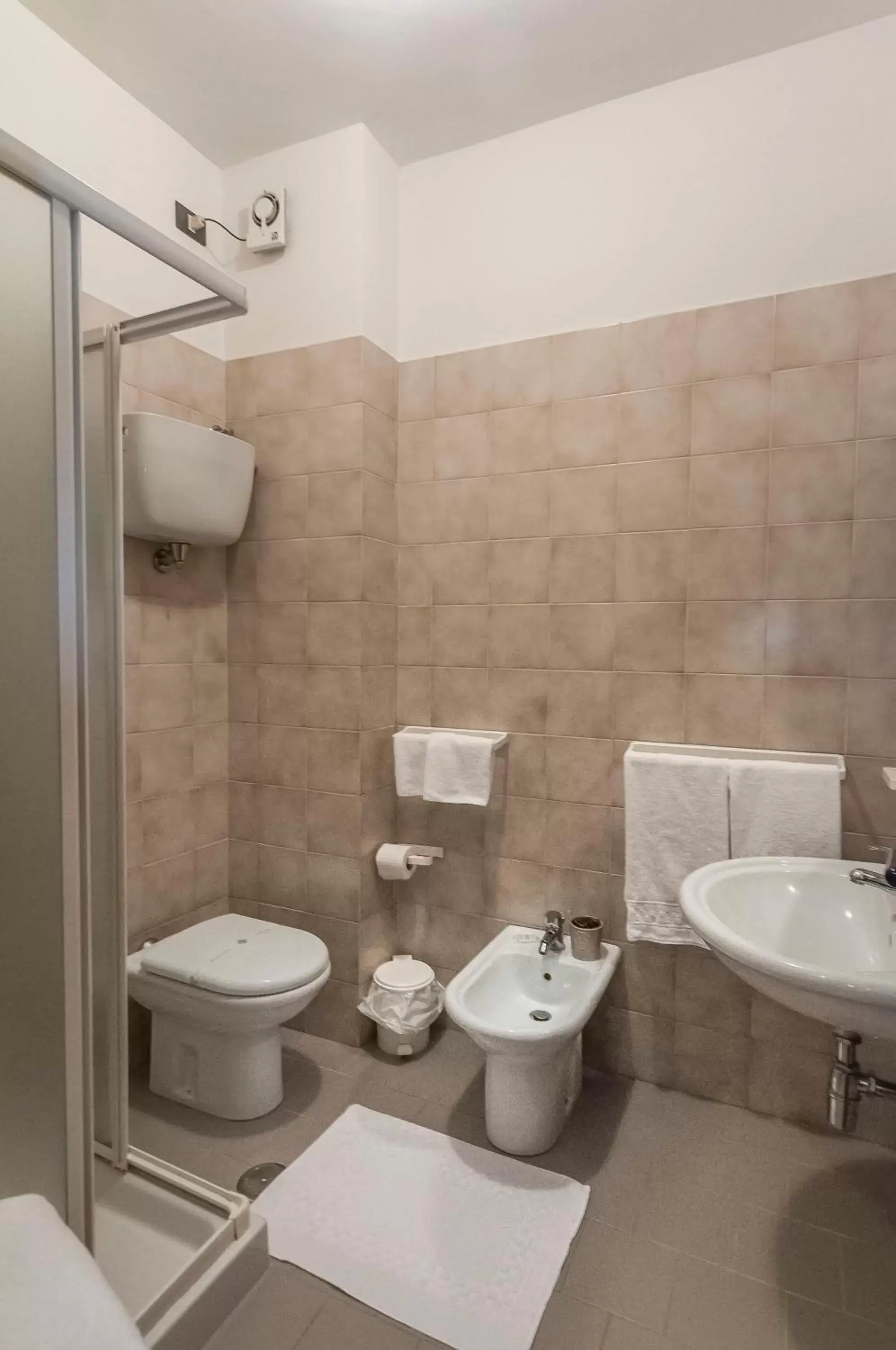 Shower, Bathroom in El Patio Hotel