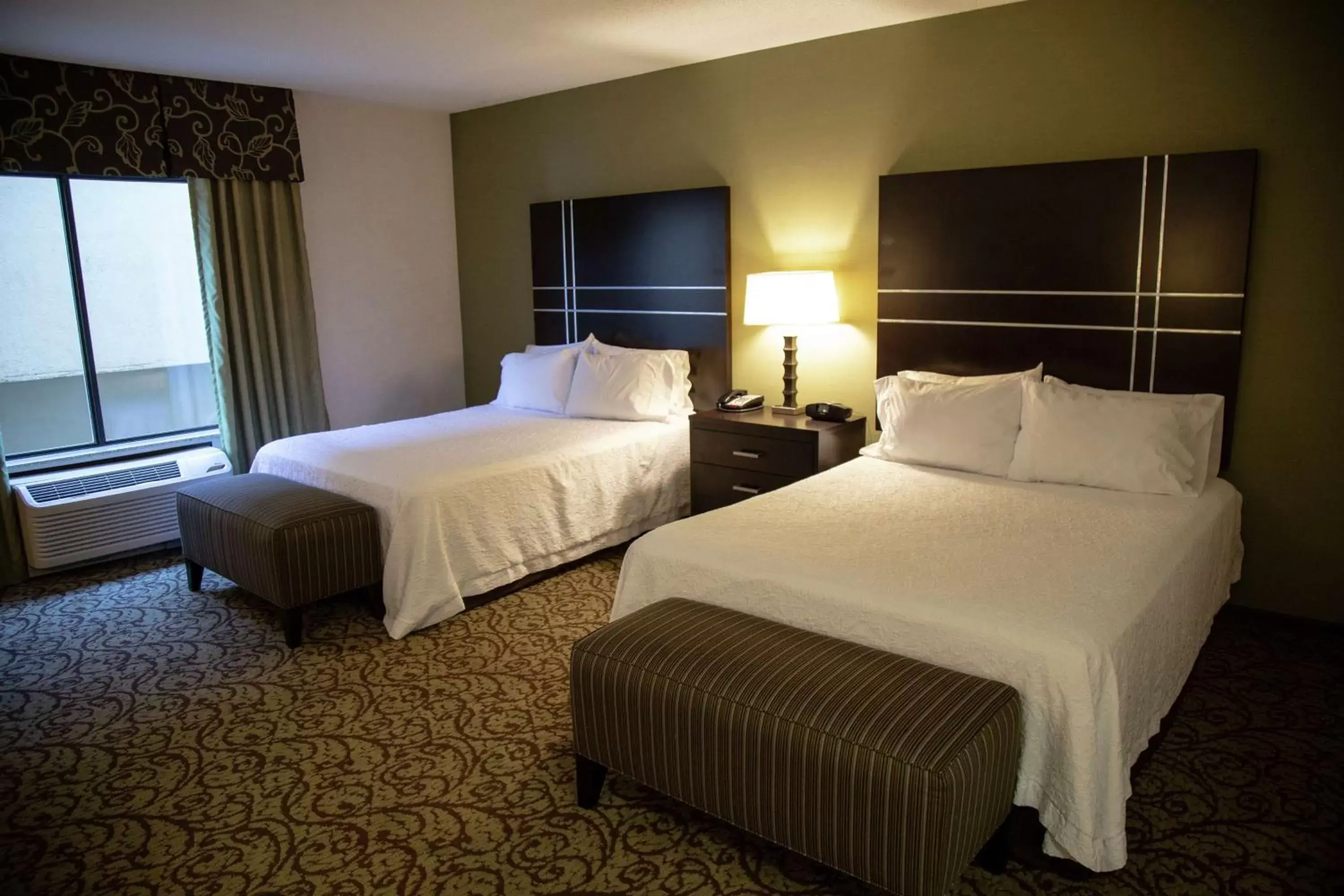 Bed in Hampton Inn & Suites Sharon